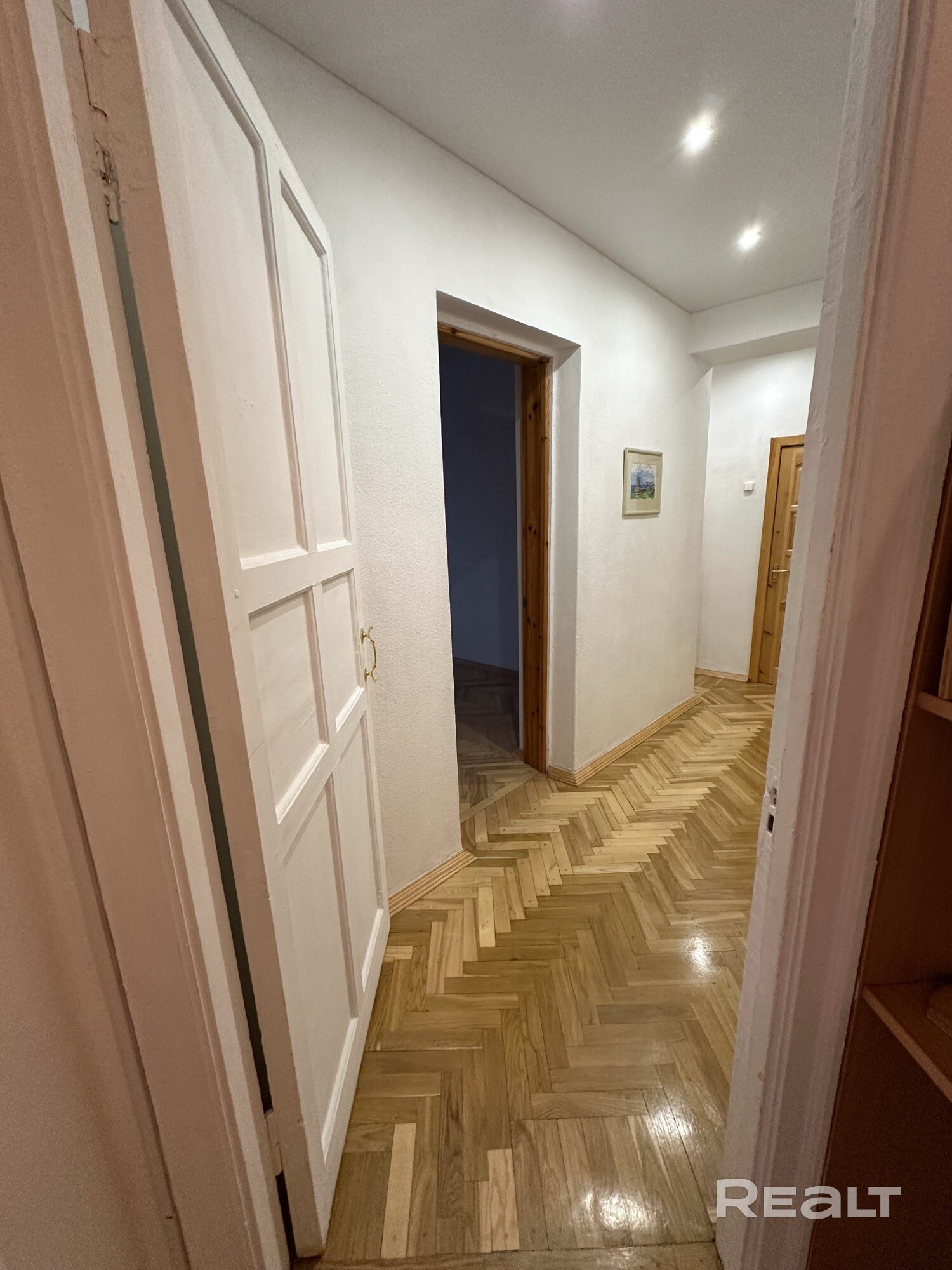 Просторная 2-комнатная сталинка в центре Минска. Уникальная гостиная 35 м², потолки 3 м, много света и воздуха. Окна на две стороны. Вид на Площадь Победы и парк Горького. Квартира полностью укомплектована мебелью и техникой( стиральная имашина, сушильная машина,холодильник, СВЧ,кофеварка,тостер). Кухня с посудой и всем необходимым. Есть кладовая. Исторический кирпичный дом , тихий двор и хорошая шумоизоляция. Отличный вариант для жизни в престижной локации. От собственника. По договору. - Ansicht 5