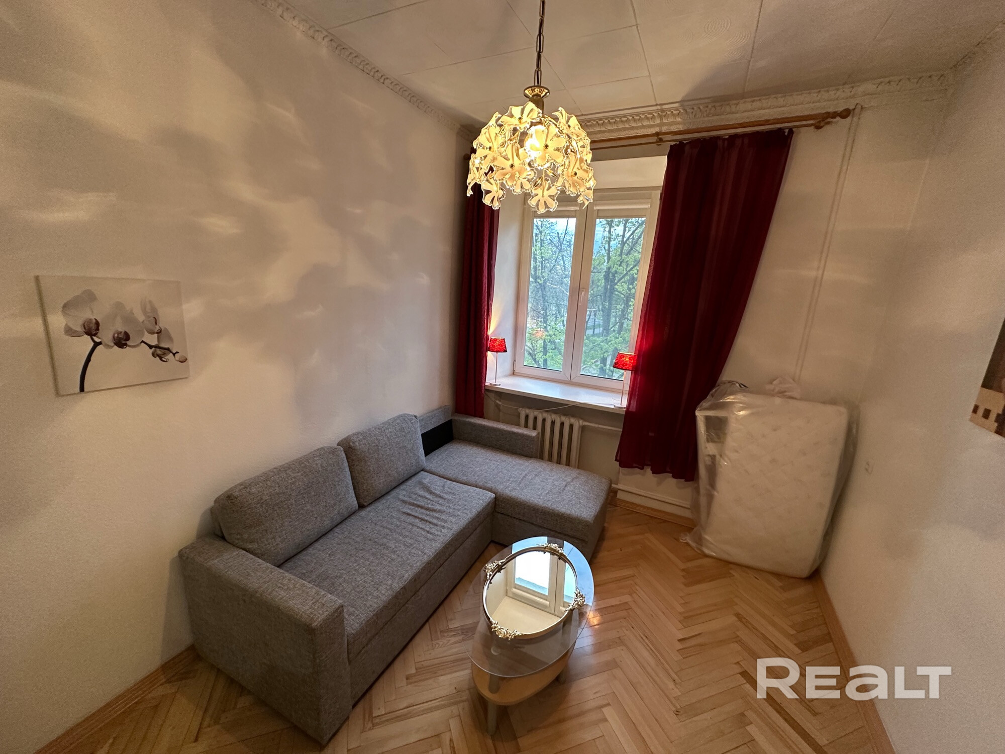 Просторная 2-комнатная сталинка в центре Минска. Уникальная гостиная 35 м², потолки 3 м, много света и воздуха. Окна на две стороны. Вид на Площадь Победы и парк Горького. Квартира полностью укомплектована мебелью и техникой( стиральная имашина, сушильная машина,холодильник, СВЧ,кофеварка,тостер). Кухня с посудой и всем необходимым. Есть кладовая. Исторический кирпичный дом , тихий двор и хорошая шумоизоляция. Отличный вариант для жизни в престижной локации. От собственника. По договору. - Ansicht 6