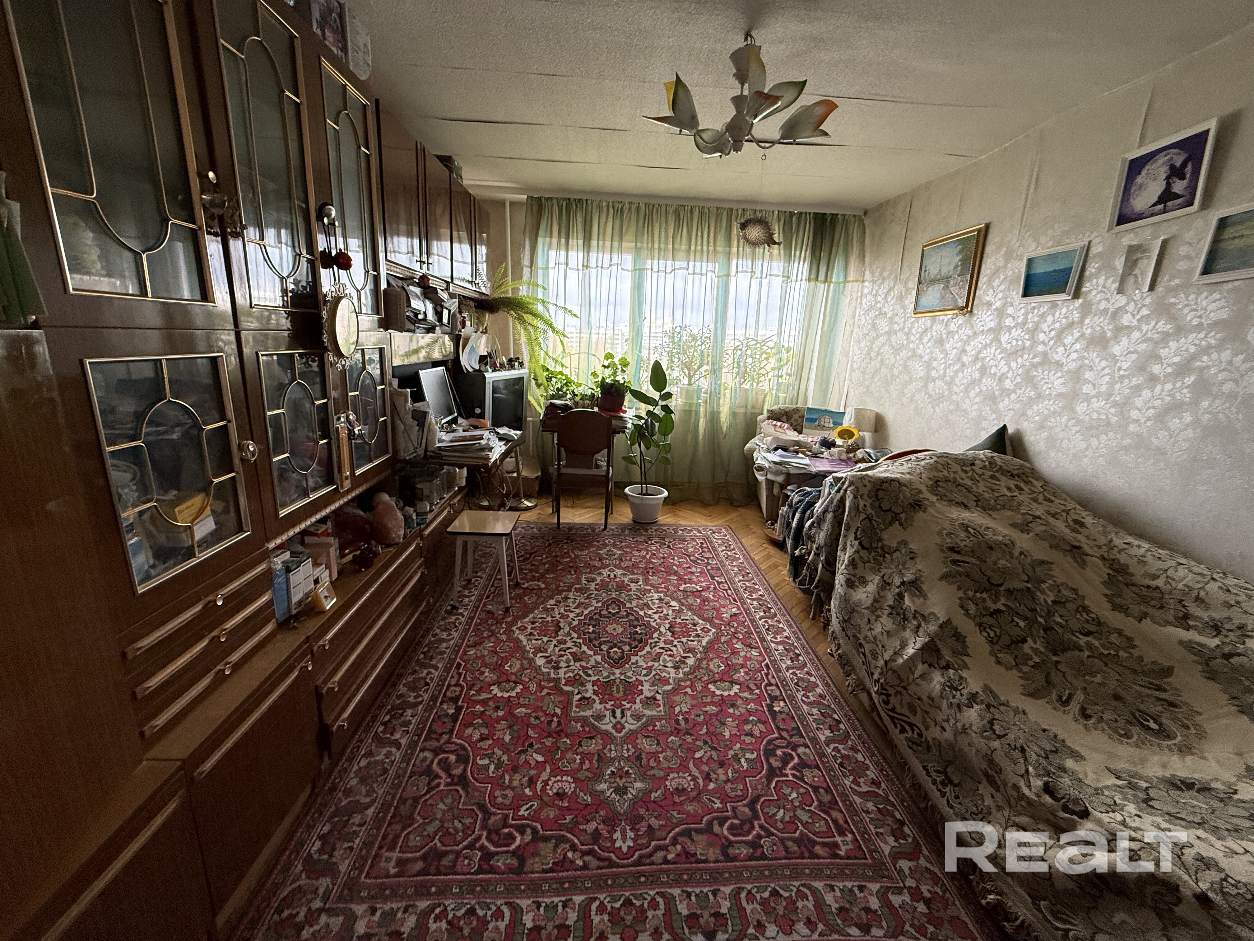 Красн.кирпич,окна-ПВХ, лоджия - 9м2 застекленна ПВХ, двери - МДФ, входная дверь металлическая, домофон, 2 шкафа-купе, в 2022 г. выполнен капремонт с заменой лифта, центральных и всех труб и установкой нового эл. щита и счетчиков воды и газа. Полы паркет - пошлифован, на кухне полы с электроподогревом.В шаговой доступности поликлиника №34, 5 аптек, 3 гимназии, 2 д/сада, 6 гастрономов, Комаровский рынок, Парк "Дружбы народов". До метро ст. м. Якуба Колоса - 8 мин. Просьба агентам - не беспокоить! - Ansicht 3