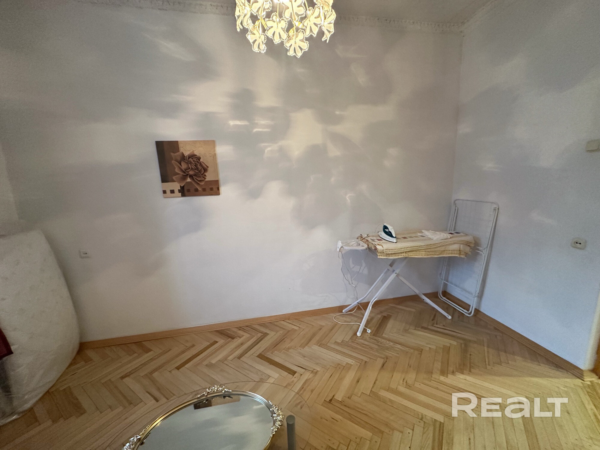 Просторная 2-комнатная сталинка в центре Минска. Уникальная гостиная 35 м², потолки 3 м, много света и воздуха. Окна на две стороны. Вид на Площадь Победы и парк Горького. Квартира полностью укомплектована мебелью и техникой( стиральная имашина, сушильная машина,холодильник, СВЧ,кофеварка,тостер). Кухня с посудой и всем необходимым. Есть кладовая. Исторический кирпичный дом , тихий двор и хорошая шумоизоляция. Отличный вариант для жизни в престижной локации. От собственника. По договору. - Mehr