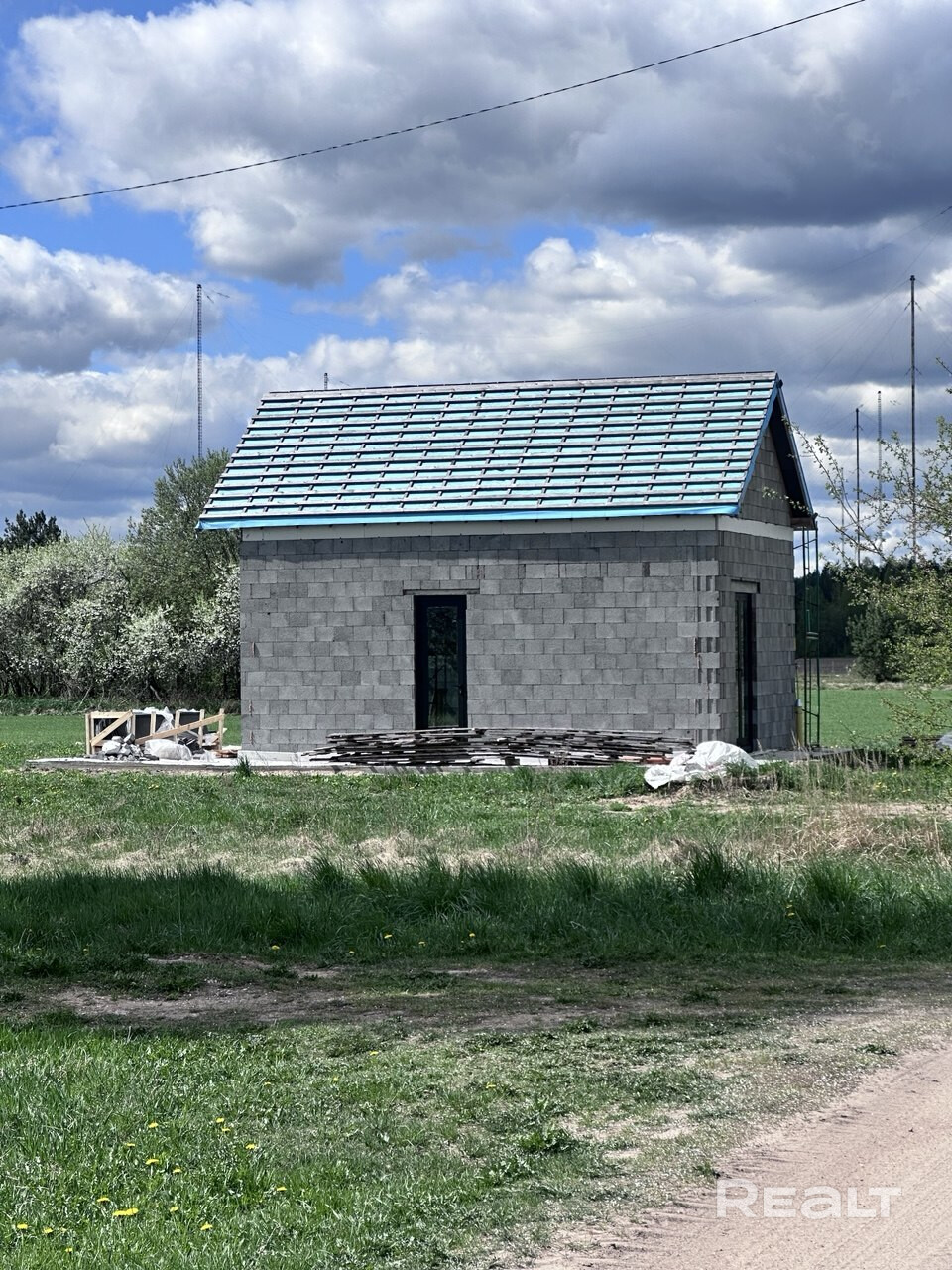 Хороший вариант под гостевой дом или дачу. Ровный прямоугольный участок, без соседей по бокам, в поле. На участке дом 5,4х8,4м. Свайно-ростверковый монолитный фундамент 400мм ширина. Стены из керамзитобетона 400мм термокомфорт. Крыша двухскатная клик-фальц, металлопрофиль. Окна тёплый алюминий от Алютеха. В дом заведены: 1. Газ 2. Вода/канализация 3. Электричесвто В доме металлическая лестница на 2 этаж. Рядом с деревней новая круглосуточная заправка(ночник), в 7км Вилейка и пляж. - Ansicht 5