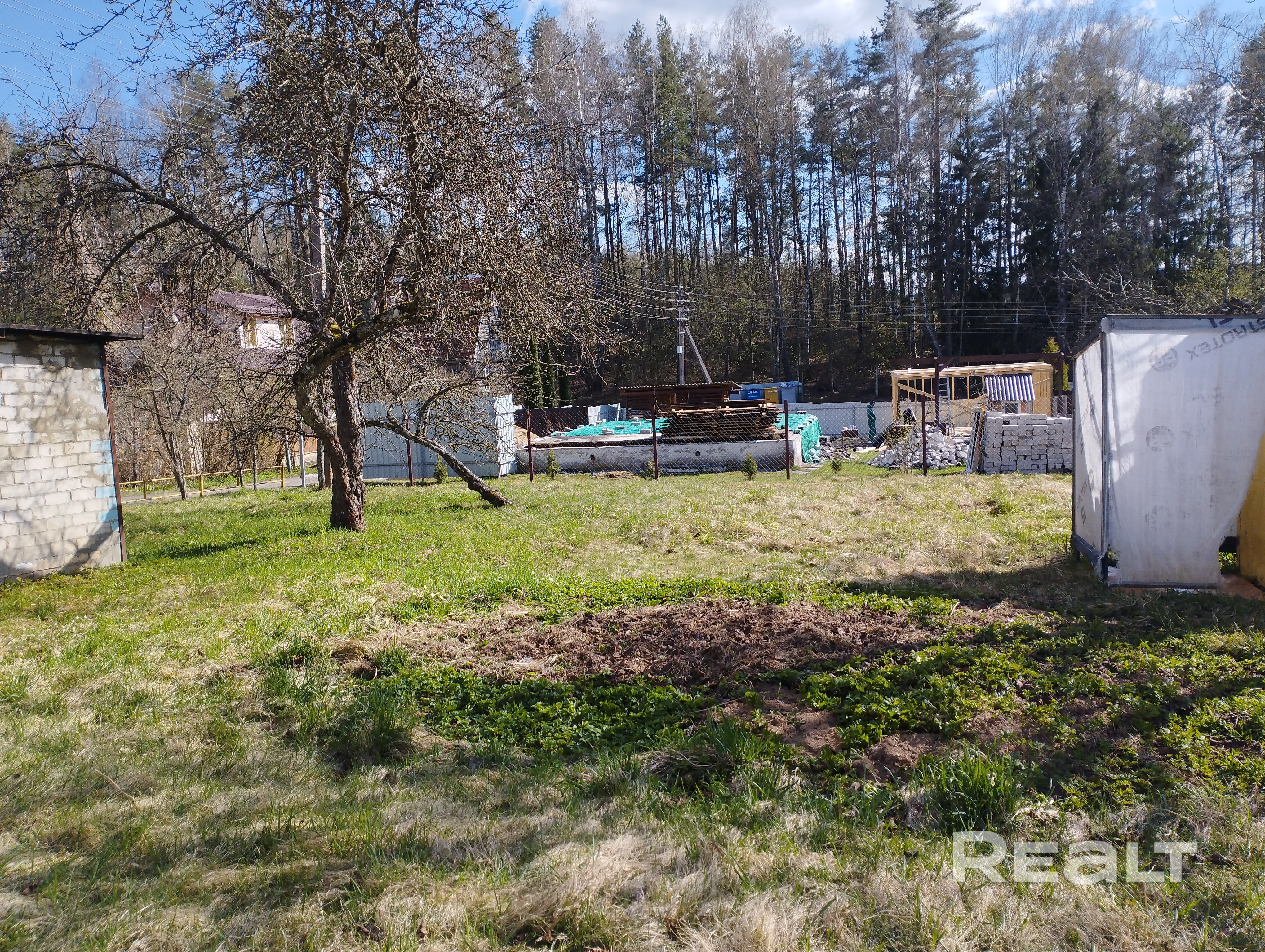 Продается дача в тихом живописном месте. ЖД ст Радошковичи. 2 этажа, погреб, полы дерево, утеплены. Второй этаж обшит вагонкой. Вода сезонная на участке. Су на улице. Асфальт до дома. - Widok 3