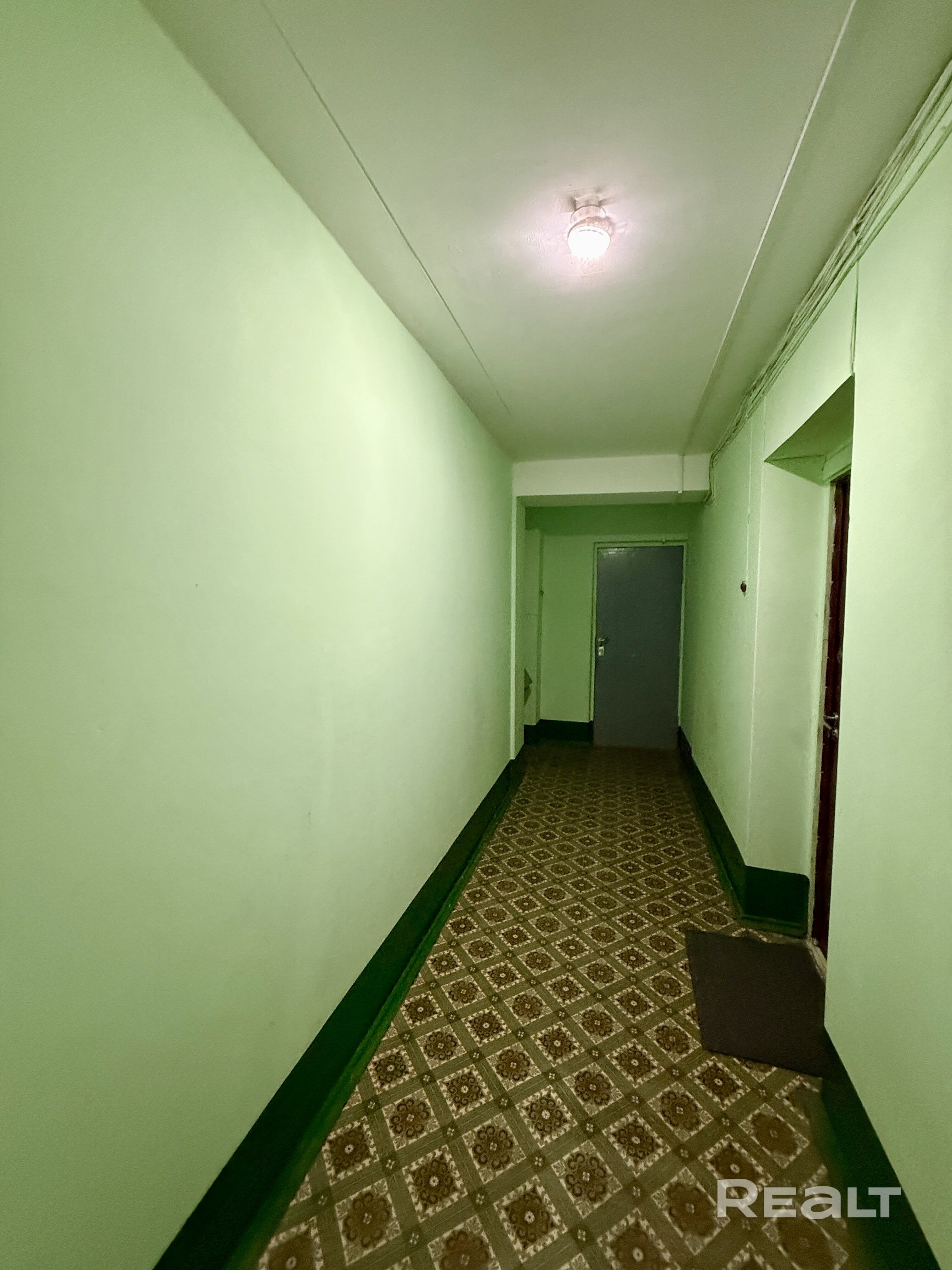 Эта квартира в Маяковском — не про "сделаю потом", а про "живу сейчас". Внутри — аккуратный светлый ремонт, хорошие окна и сантехника, в которой не капает. Электрика надёжная, двери крепкие. До метро «Ковальская Слобода» — 12 минут пешком, до центра — 12 минут на машине. Это не обещание, а готовый вариант. Просто заезжайте. Такие квартиры в Минске не задерживаются. Пока другие думают — вы уже живёте. Звоните, организуем просмотр! - Vista 5