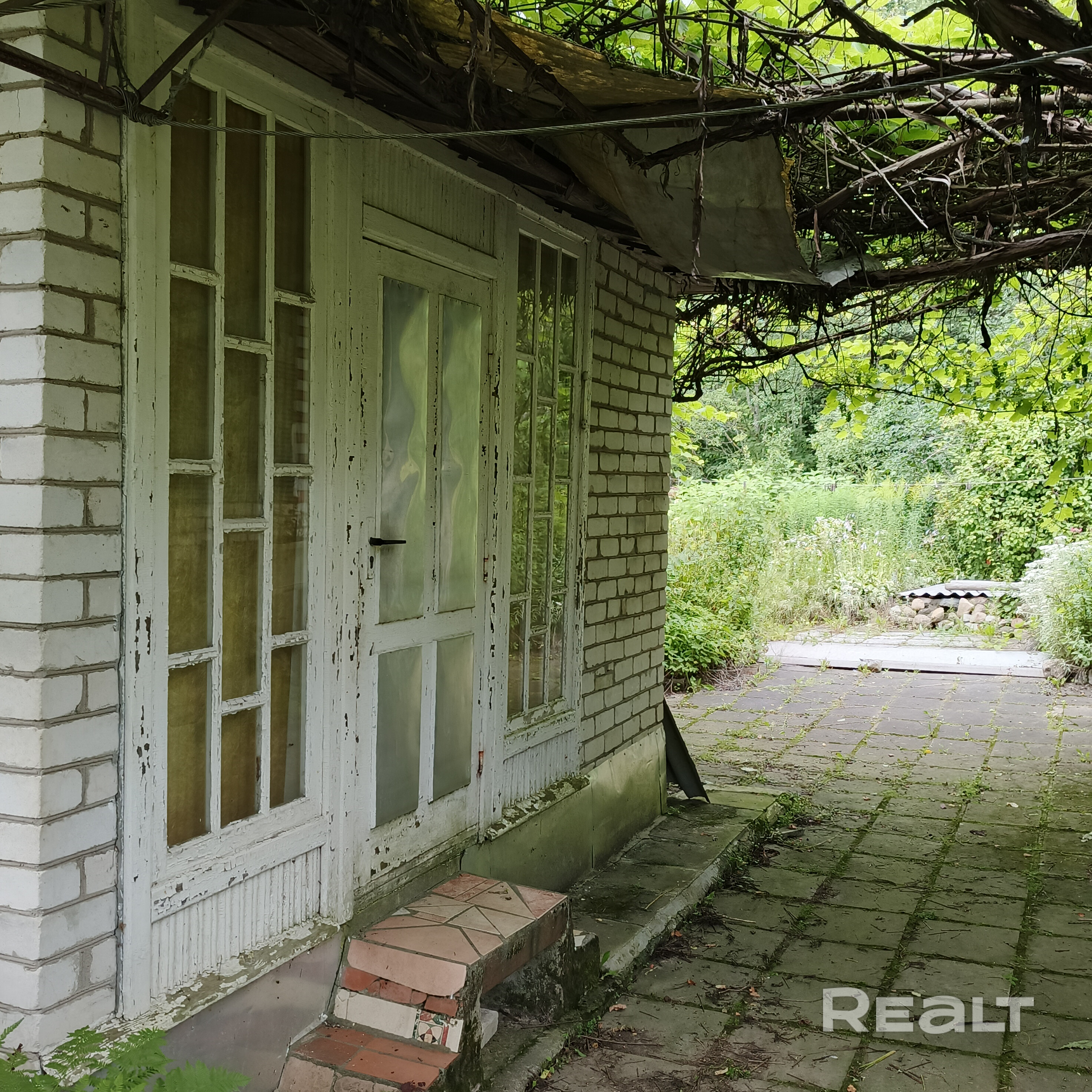 Продаётся дача с двойным участком- 10 СОТОК,с собственным выходом в лес,в СТ " Горизонт 82".От МКАД- чуть больше 40 км. На участке дом- сборно- щитовой,обложен кирпичом.Также отдельно стоящая летняя кухня,гараж с подвалом,парники.Очень много цветов и растений,виноград,плодовые деревья.Лес богат на грибы.Вода сезонная,отопление печное. До ж/ д станции" Пролеска"- 15 минут ходьбы.Чистая продажа,торгуемся. - Widok 5