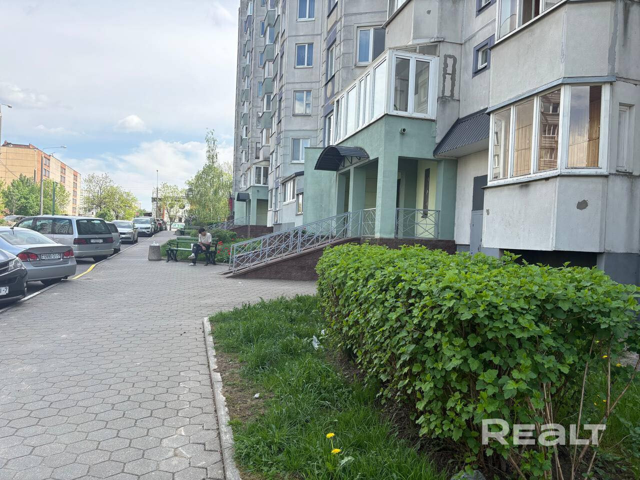 Продается 1-комнатная квартира улучшенной планировки. Ул. Лещинского, д. 53. 2 этаж/9 панельного дома 2005 года постройки. 48/22,8/11. Лоджия застеклена С/узел совмещен. Высота потолков 2,62 м. В квартире хороший ремонт. Останется мебель и встроенная техника. Холодильник и стиральная машина. Окна выходят во двор, на прекрасно оборудованную зону отдыха с водоемом и современными детскими площадками. Дом и двор очень чистые, много зелени. Прекрасные соседи. Метро «Запад» в двух остановках – pohled 2