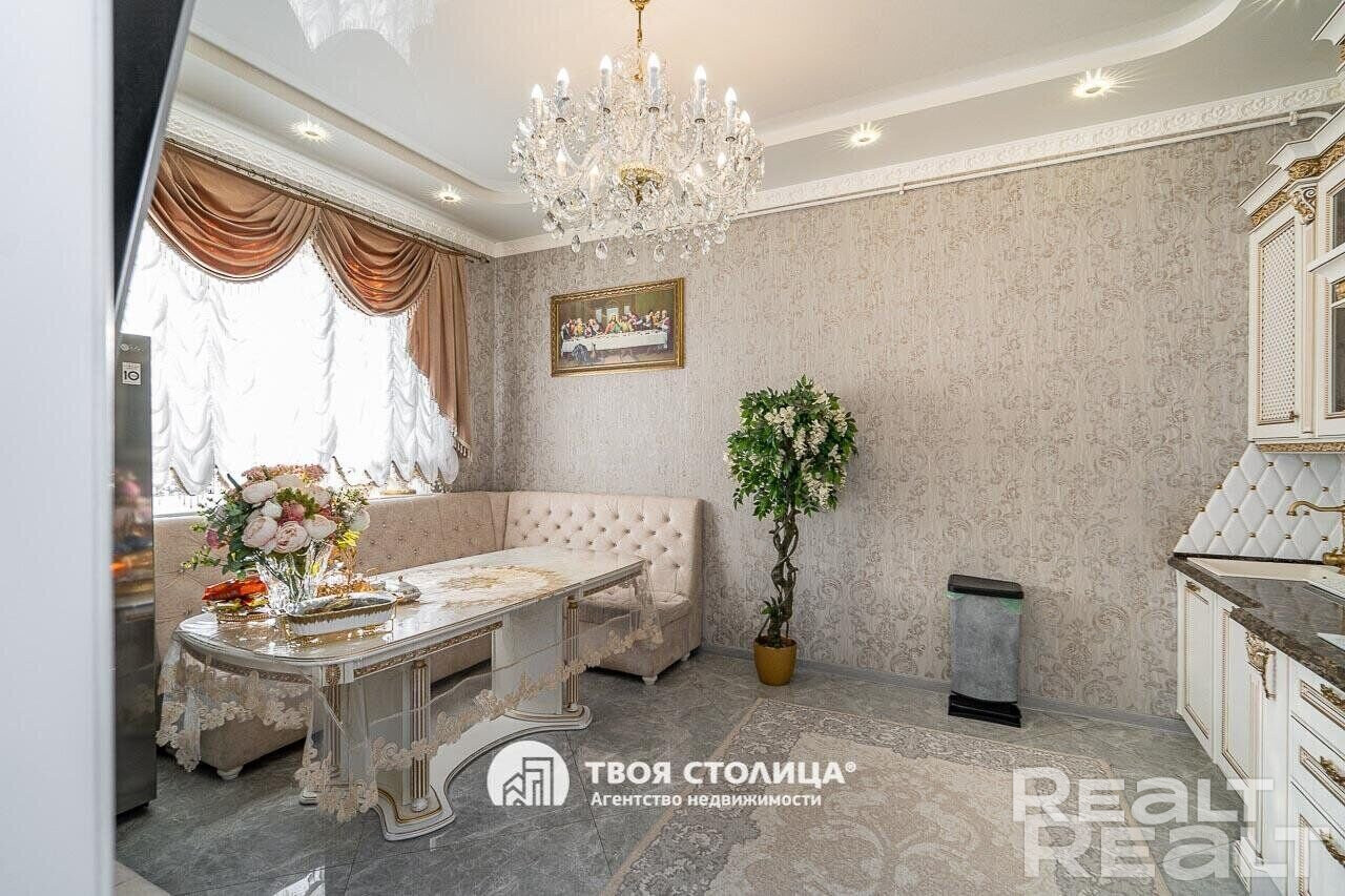 Продается современный коттедж 2018 года в элитном поселке Хатежино, всего в 7 км от Минска. Кухня из массива, фасады и фурнитура (Италия), столешница из кварца (США). Лестница мрамор (Иран). На втором этаже расположены 3 мастер спальни со своими санузлами и гардеробными. Все материалы дорогостоящие производства Италии, Германии, Чехии и т.п. Установлена биоочистная канализационная станция на 8 человек. Рассмотрю в зачёт хорошую квартиру, дорогостоящее авто и земельный участок в минском районе. - Mehr