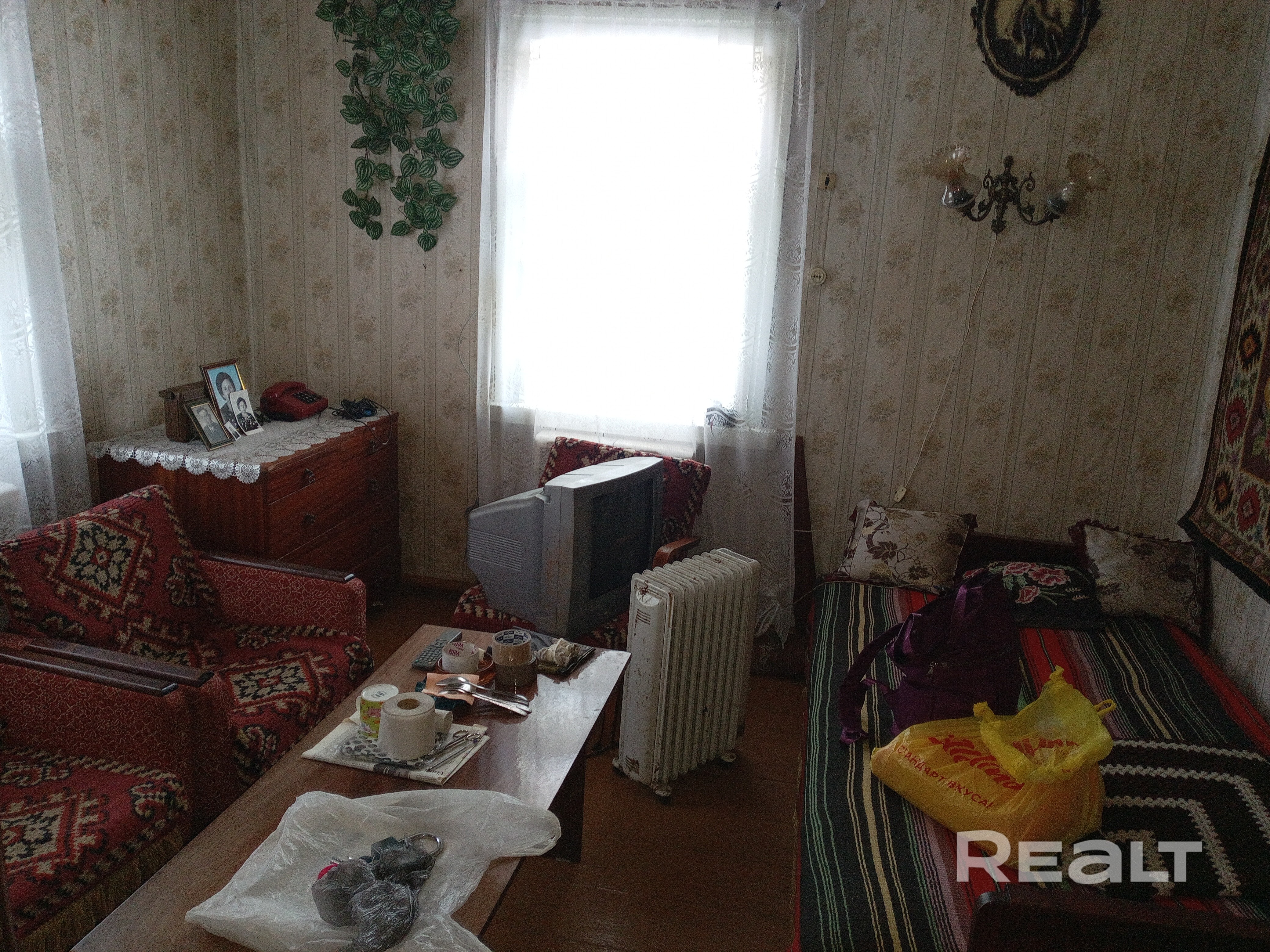 Продаётся треть дома в центре Слуцка.Есть все коммуникации электричество, газ, вода, отопление (требует ремонта), канализация, телевидение.есть хоз блок на участке. Три жилые комнаты, сан узел, веранда. - Widok 5