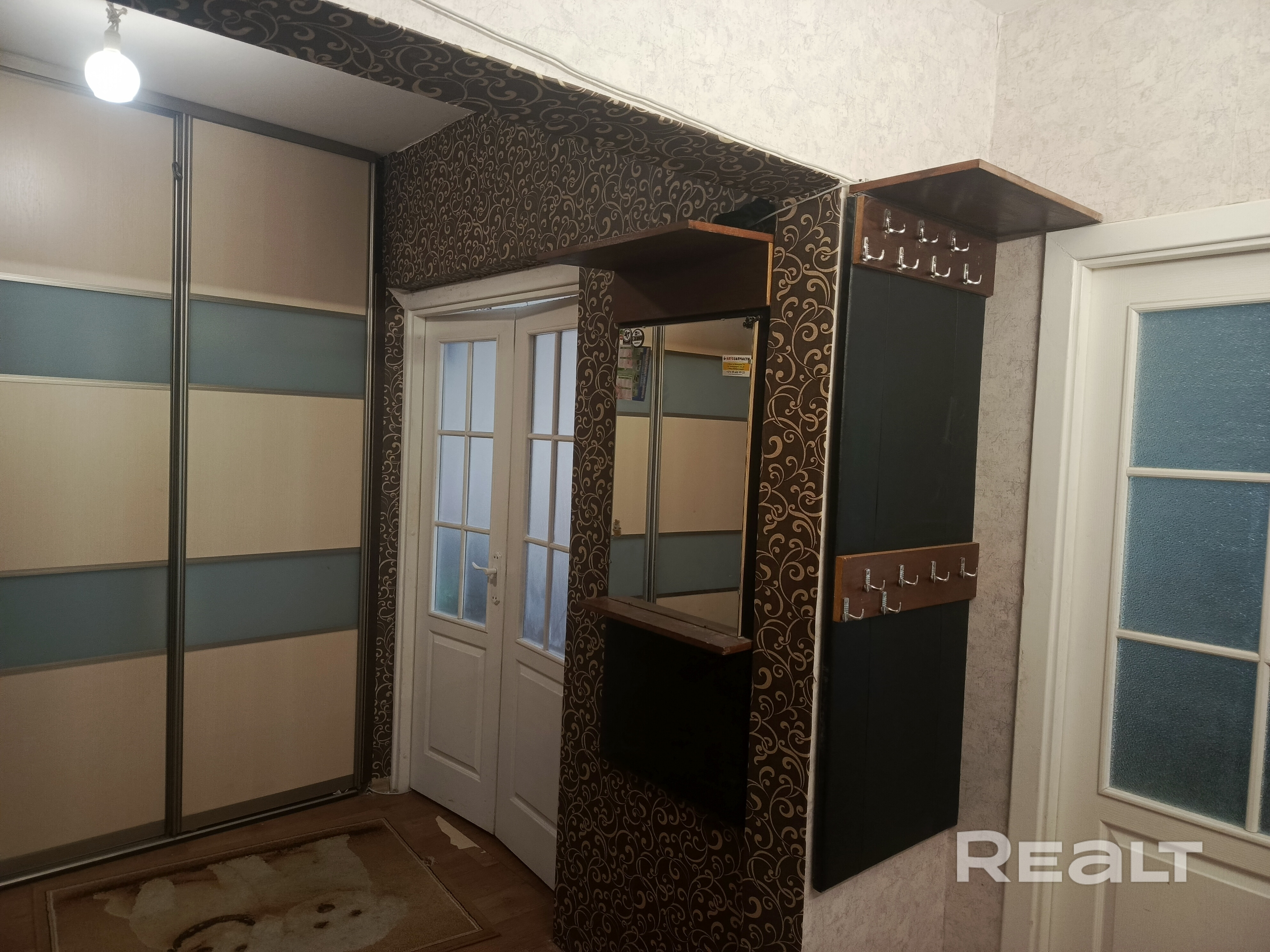 Продаю квартиру, ул. Руссиянова 21, большая однокомнатная квартира, 42,7 кв.м. на 16 этаже, есть балкон. Все окна выходят на лес. (вид из окна хороший) теневая сторона. Спальный район. Большая кухня, прихожая и сан узлы. Ремонт обычный (стандартный) Вся инфраструктура есть. в паре остановок находиться метро Уручье. Удачное расположение дома. Вокруг дома расположены парки и все самые популярные магазины. Поликлиники, школы и садики. Собственник я. Звоните +375(29) 890-12-13, приезжайте, смотрите. - Ansicht 4