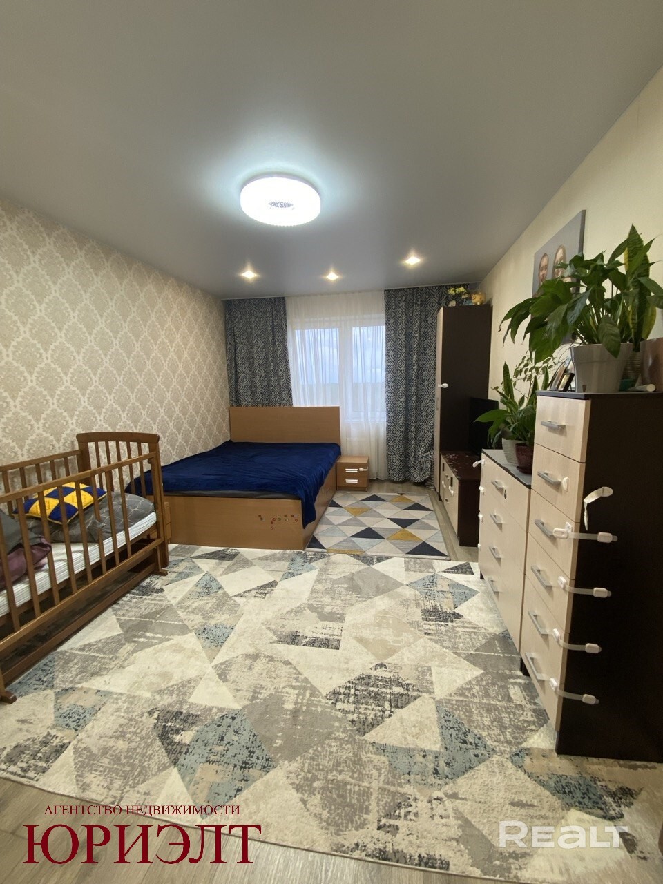 Продаётся просторная, уютная, двухкомнатная квартира в быстро развивающимся районе г. Минска, с хорошо развитой инфраструктурой: рядом 2 школы, детский сад, поликлиника, рынок, магазины, стадион, остановка общественного транспорта. Недалеко находится лесопарк с оборудованными местами для отдыха (мангалы, беседки), лыжная трасса. - Widok 6