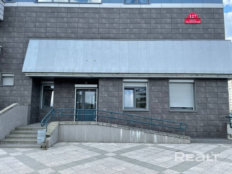 Административно-торговое помещение 120.7 кв.м., 2 отдельных входа в помещение (один-со стороны пешеходного стилобата по пр. Победителей, второй - со двора, со стороны подъездов). В офисе выполнен ремонт и размещаются арендаторы. Возможно приобретение как готового бизнеса так и для собственного размещения. Для связи пишите- ответим на все вопросы и покажем в удобное для Вас время. +375296735422 Viber, WhatsApp, Telegram - Ansicht 4