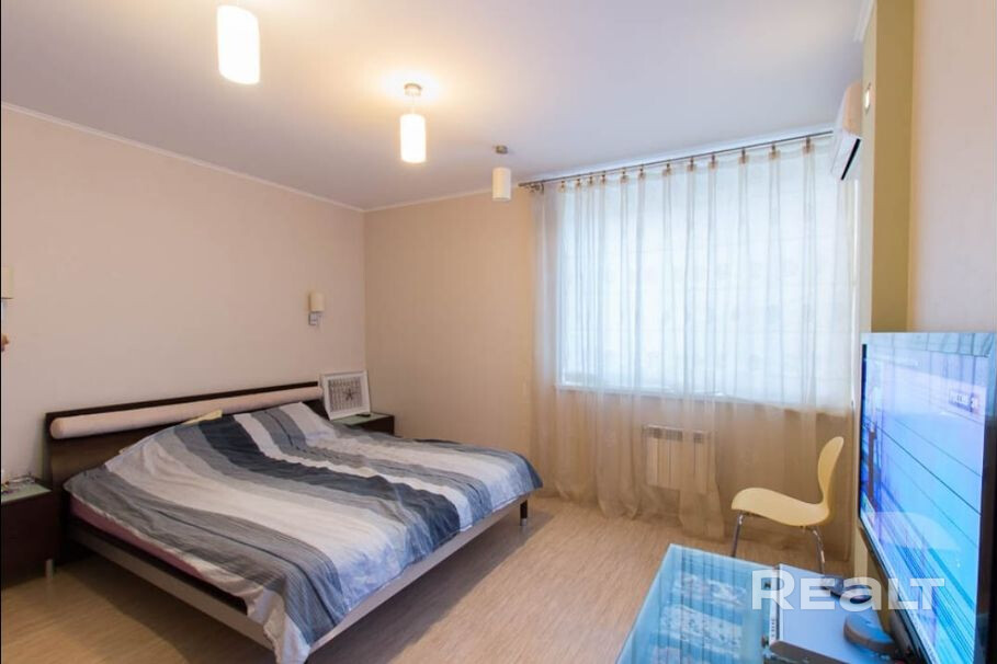 С 15 июля сдаётся трёхкомнатная квартира 125 м.кв. на улице Сурганова, Минск. Кухня-гостиная 27 м.кв. Полный функционал. Без домашних животных. Своя охраняемая стоянка, консьерж. Метро Академия наук. Только звонить, сообщения не читаю. - Ansicht 5