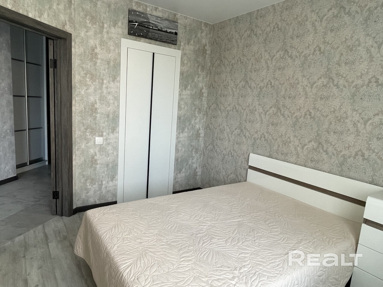 На длительный срок сдается светлая 2-комнатная квартира, 50 м2, с продуманным рациональным дизайнерским ремонтом в новом, комфортабельном ЖК “Гранд Хаус”, в 1 минуте от станции метро Грушевка, в 5 мин езды от самого центра города. - Mehr