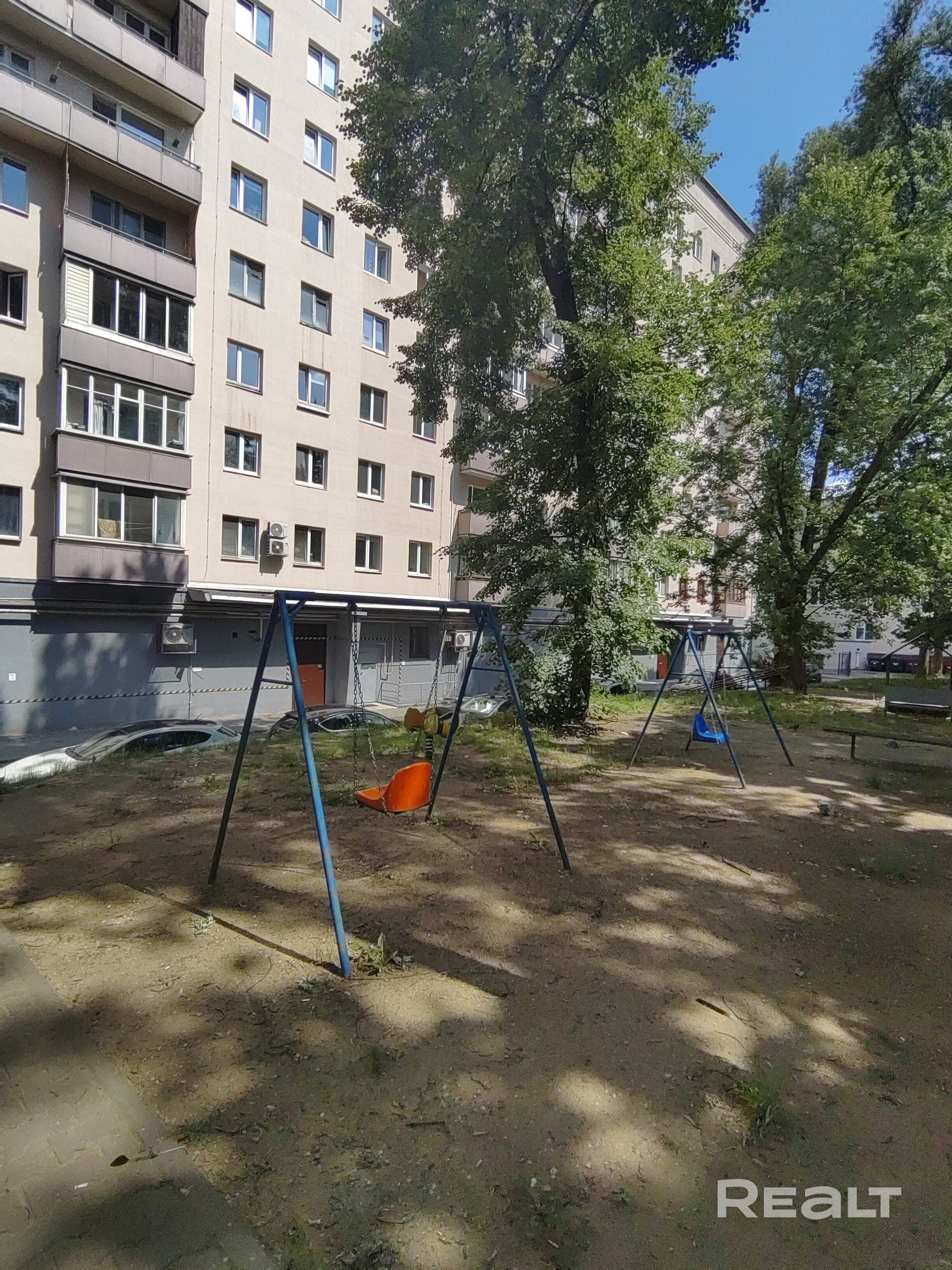 Просторная 2-х ком.квартира в самом центре Минска. Дом расположен возле центрального Вокзала, все окна выходят во внутренний дворик, который утопает в зелени. Тишина и спокойный отдых обеспечена. КВАРТИРА ПОД РЕМОНТ. Инфраструктура: -магазины, транспорт; -торговый центр MINSK CITY MALL; -зарядка для электромобиля; - во дворе всегда есть свободные парковочные места для авто. Квартира свободна, никто не прописан. Чистая продажа, быстрый выход на сделку. - Ansicht 3