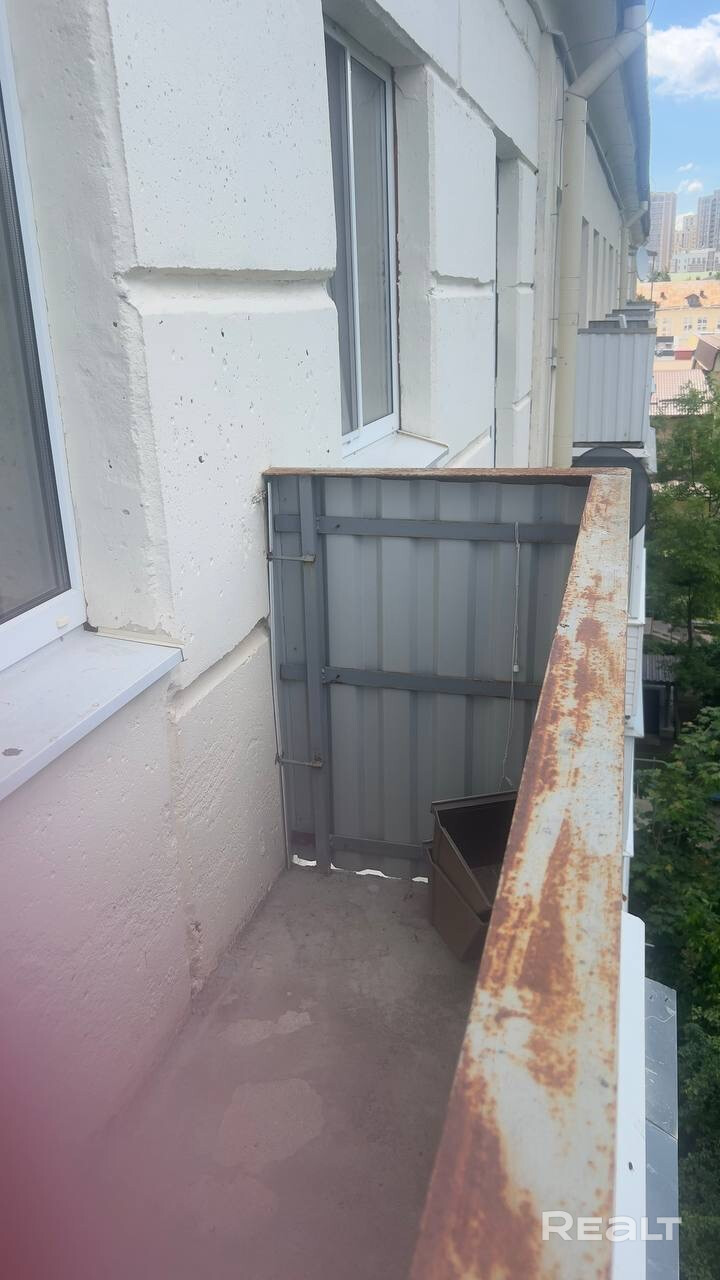Продается 1-к квартира (31 м²) на ул. Кедышко, 14А. 5/5 этаж. Хрущевка после капремонта, новые стояки и крыша. До метро «Парк Челюскинцев» 10 мин пешком. Выполнен полный демонтаж «до бетона», мусор вывезен. Квартира готова к черновой отделке (электрика, сантехника, штукатурка). Уже установлены отличные двухкамерные стеклопакеты и надежная входная дверь. Чистая продажа от собственника, быстрый выход на сделку. - Ansicht 3