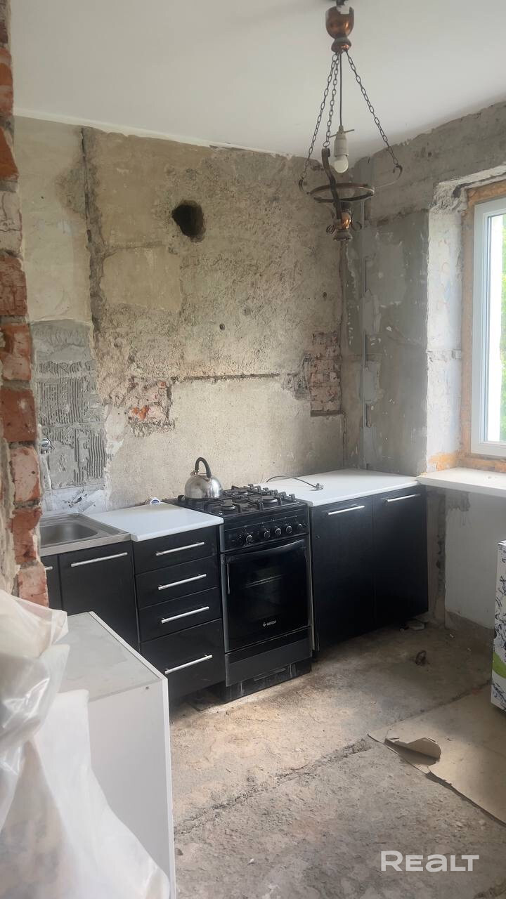 Продается 1-к квартира (31 м²) на ул. Кедышко, 14А. 5/5 этаж. Хрущевка после капремонта, новые стояки и крыша. До метро «Парк Челюскинцев» 10 мин пешком. Выполнен полный демонтаж «до бетона», мусор вывезен. Квартира готова к черновой отделке (электрика, сантехника, штукатурка). Уже установлены отличные двухкамерные стеклопакеты и надежная входная дверь. Чистая продажа от собственника, быстрый выход на сделку. - Ansicht 6