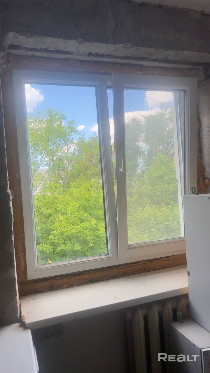 Продается 1-к квартира (31 м²) на ул. Кедышко, 14А. 5/5 этаж. Хрущевка после капремонта, новые стояки и крыша. До метро «Парк Челюскинцев» 10 мин пешком. Выполнен полный демонтаж «до бетона», мусор вывезен. Квартира готова к черновой отделке (электрика, сантехника, штукатурка). Уже установлены отличные двухкамерные стеклопакеты и надежная входная дверь. Чистая продажа от собственника, быстрый выход на сделку. - Mehr