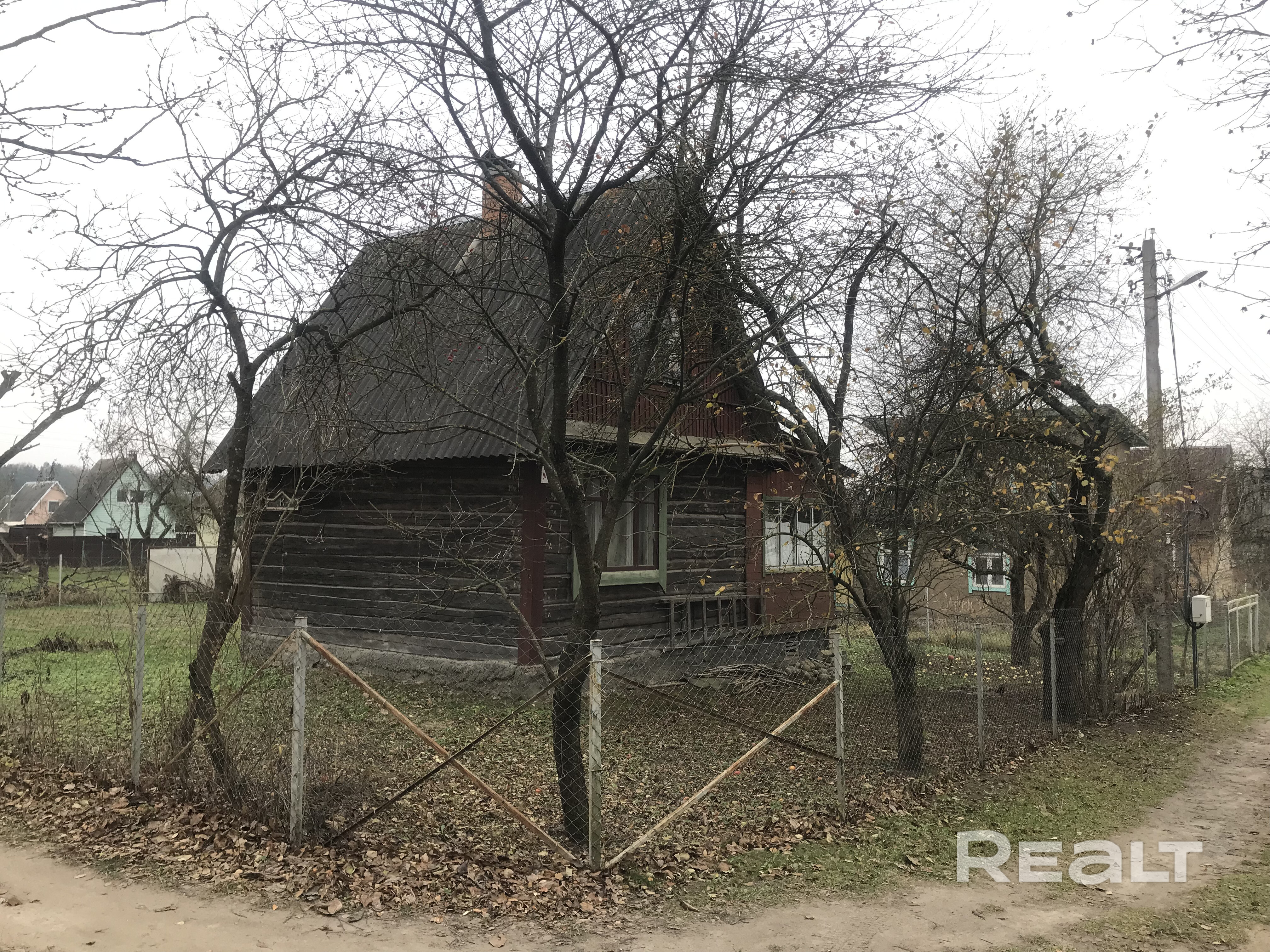 Дачный дом 49,0 м2 в СТ «Заря-81» 40,9 км от МКАД. Фундамент – монолит, кирпич. Стены – деревянный сруб. Печное отопление, бетонный погреб глуб. 3 м., сарай. Электричество, вода – (сезонная). Туалет на улице. Плодовые деревья. Участок 0,0524 га, в частной собственности, ровный, забор (сетка-рабица). В 3-х мин. ходьбы маршрутка из Минска. Электричка - 2,7 км «Равнополье». Сезонный магазин, колонка, колодец. Река Птичь: 6 км, озеро в п. Узляны: 3 км, Комплекс «Дудутки»: 9 км, Руденск: 4 км. - Widok 5