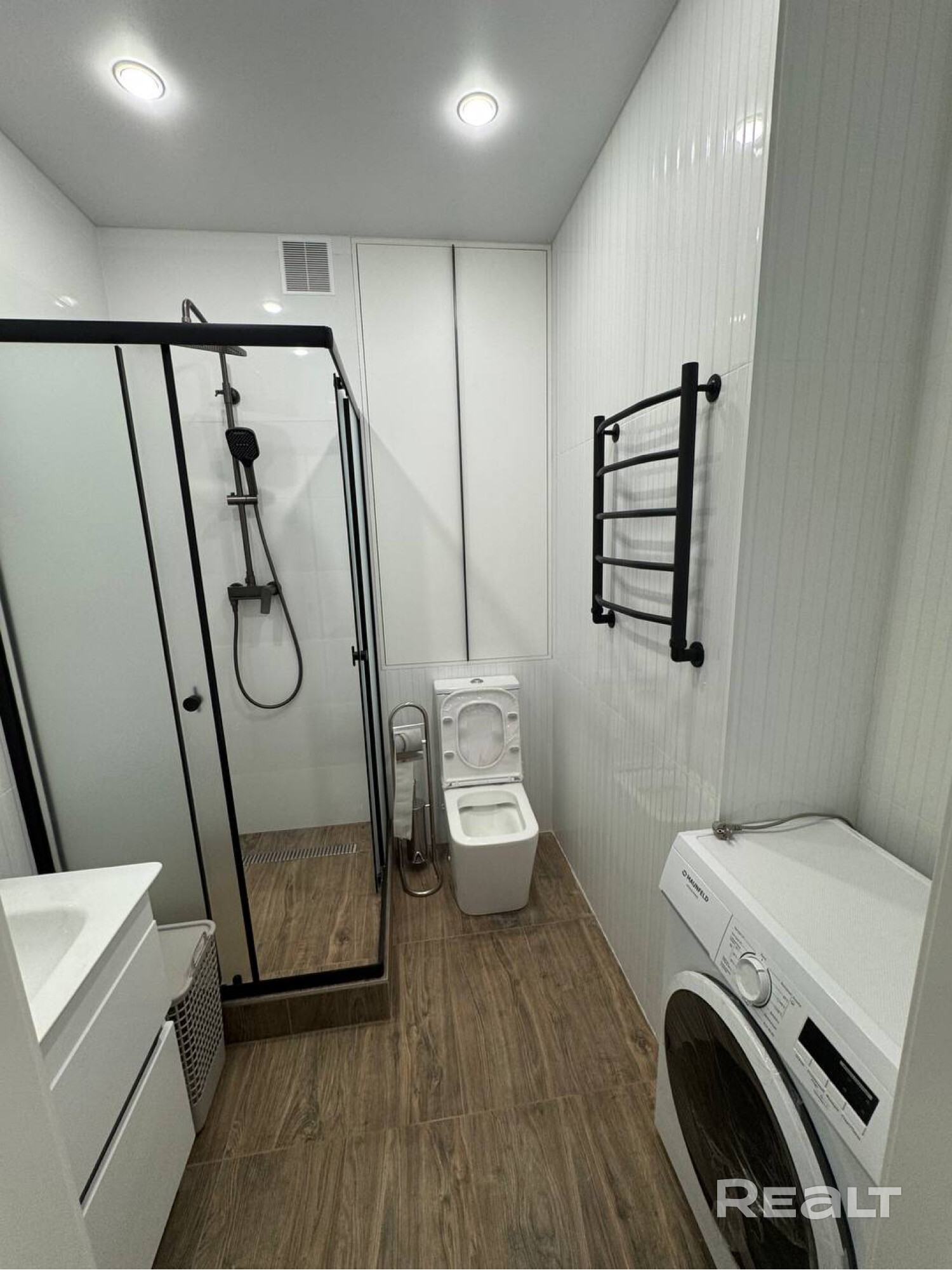 Сдам на долгий срок квартиру-студию,в декабре был сделан ремонт,квартира новая,есть все необходимое для проживания,проживала только девушка 4 месяца.В квартире есть холодильник,телевизор,микроволновая печь,индукционная плита,духовой шкаф,мебель,интернет,стиральная машина.Хочется найти порядочных людей.Просьба с животными и маленькими детьми не беспокоить. - Fler