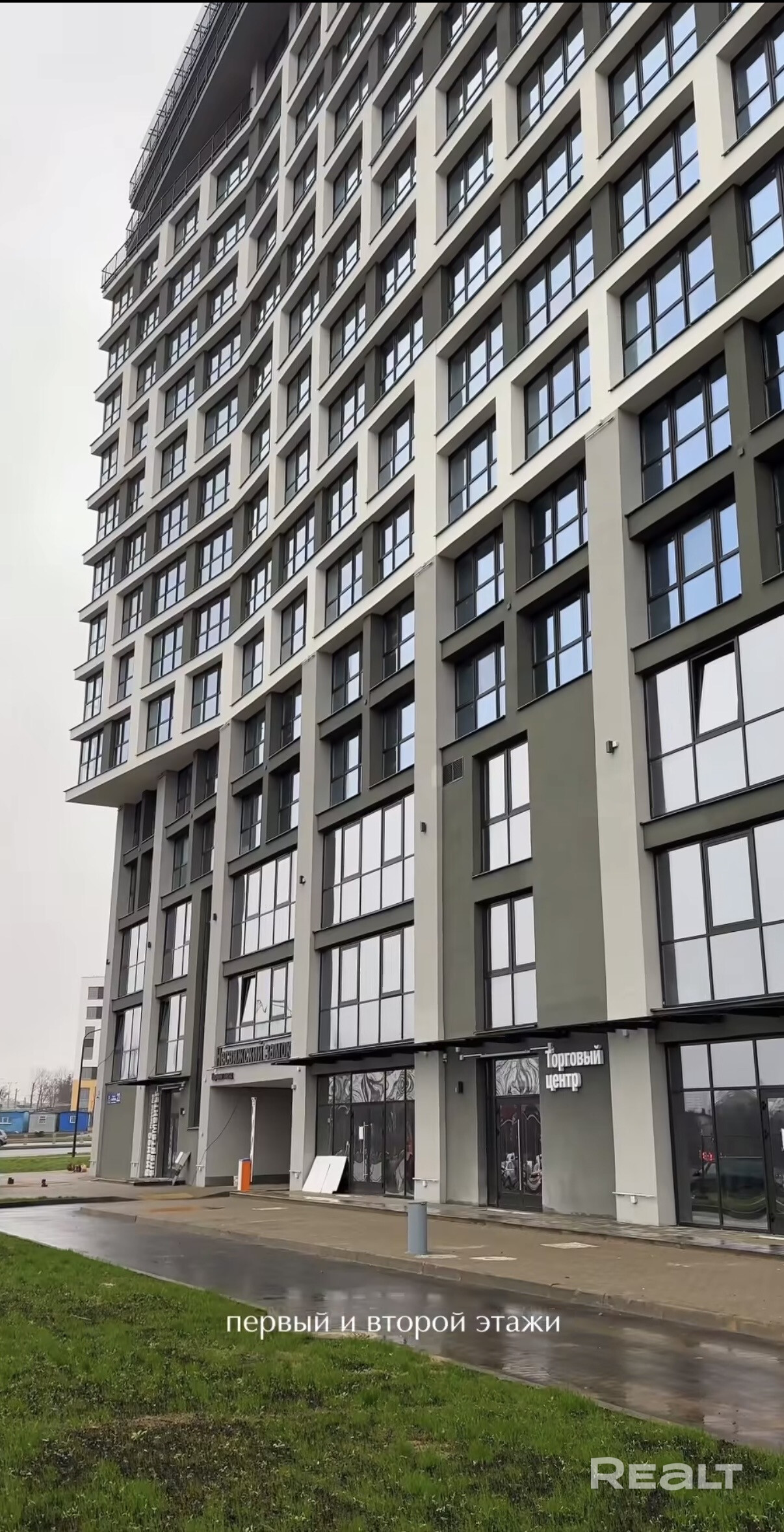 Аренда бизнес-аппаратоментов в уникальном жилом комплексе, с возможностью регистрации юридического адреса по месту проживания. Позволяет жить и работать на одном месте.Вы сможете проводить встречи с партнерами и клиентами в комфортабельных условиях. В здании будет предоставлена парковка, фитнес-центр, бассейн,детская площадка,парк В доме: консьерж-сервис, круглосуточная охрана и видеонаблюдение Две станции метро,детский сад и школа №228 рядом Деловой центр, Т/Ц «Авиа-Молл»,автобусные остановки - Widok 6