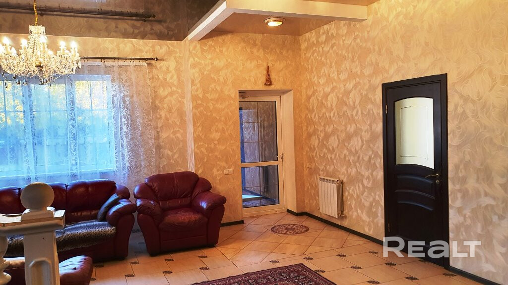 Центр города, 5 мин езды до пр-та Независимости (метро Академия наук). Дом оштукатурен. Есть баня, гараж. 1-й этаж пол плитка, подогрев. 2-й этаж - паркетная доска. Участок ухожен. - Ansicht 3