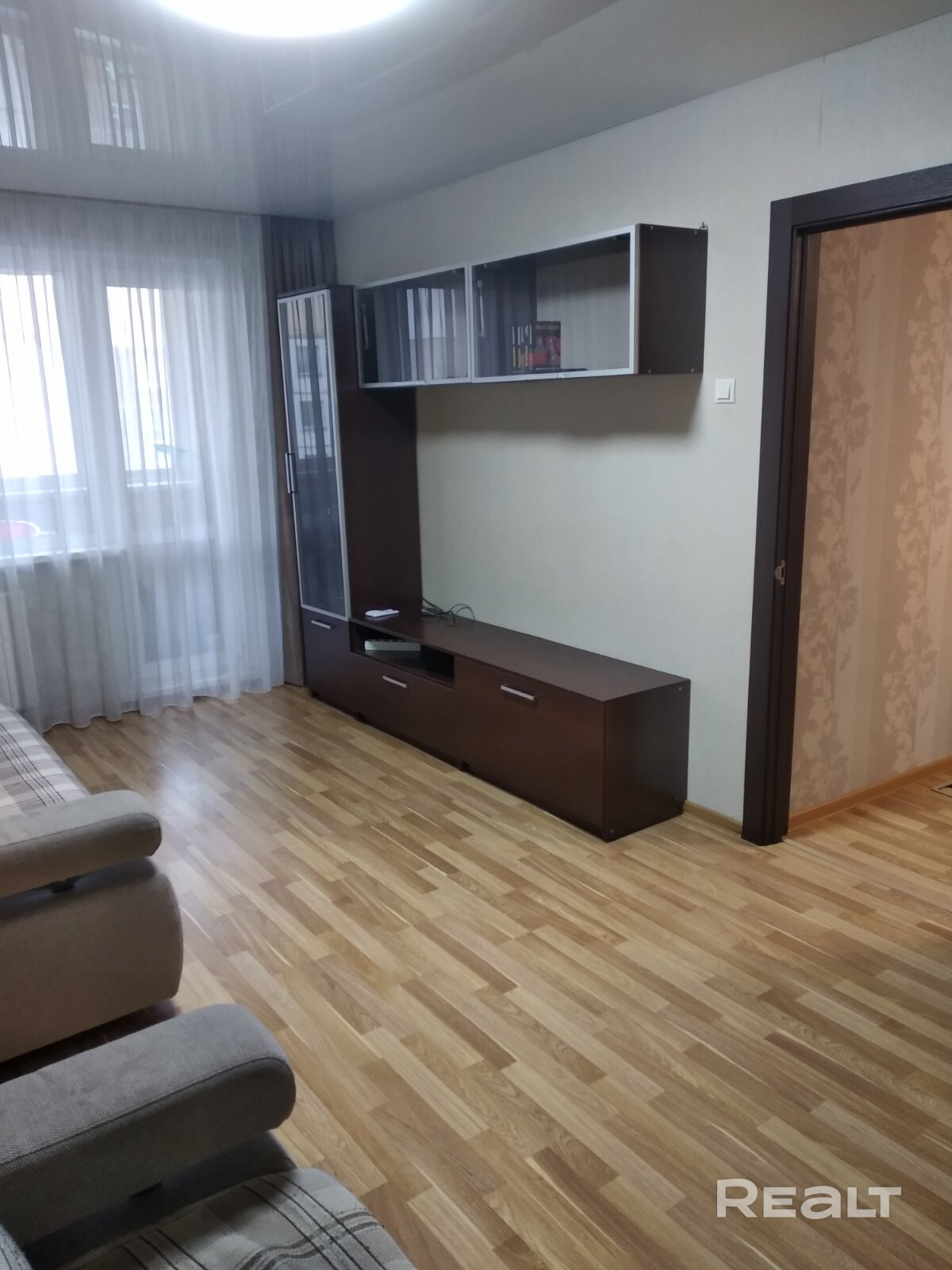 Продам 2-комн. кв. в Минске, Лошица. Рядом вся инфраструктура: школа, 2 садика, магазины,ГИППО, Евроопт (все рядом, 2-5 мин пешком). Для активных — ФОЦ «Мандарин» (бассейн/спортзал). Бытовые вопросы решены, район тихий, транспортная доступность хорошая. Квартира (хороший ремонт). В тамбуре 2 квартиры. С документами полный порядок, 1 собственник. Чистая продажа. Обмен не интересует. - Ansicht 6