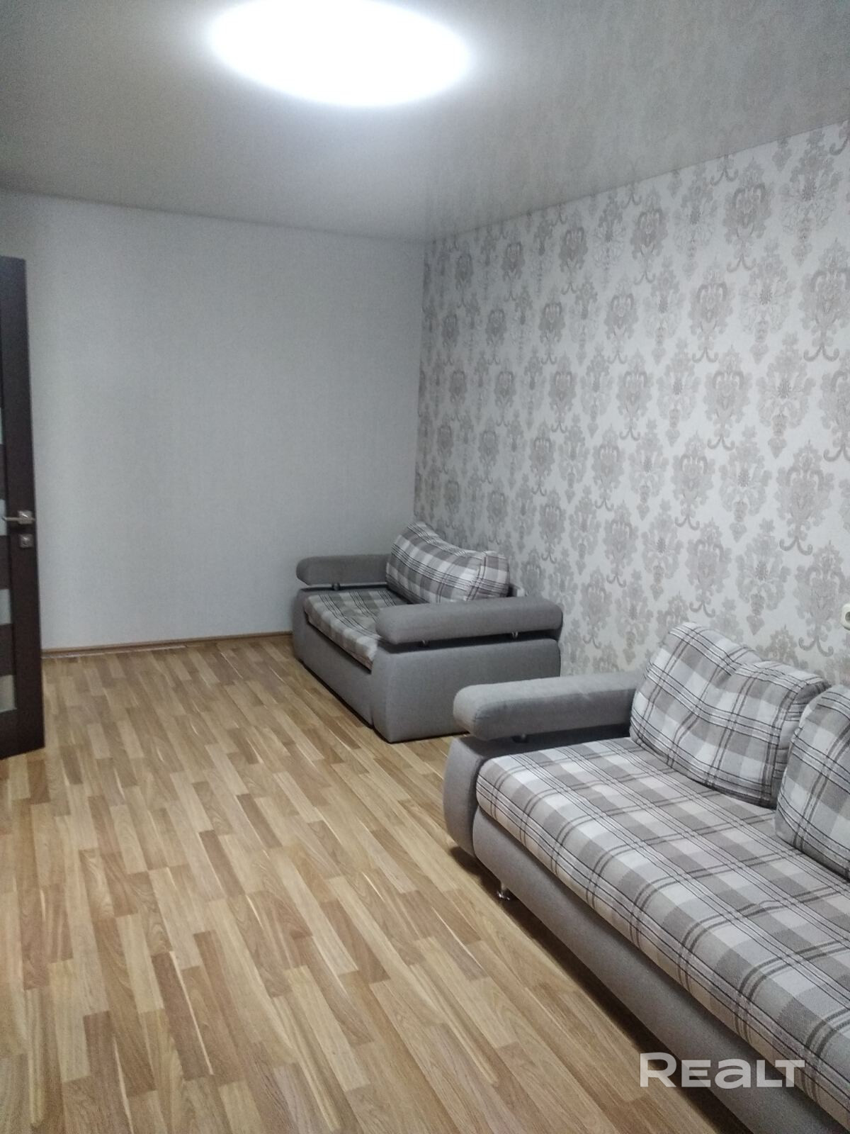 Продам 2-комн. кв. в Минске, Лошица. Рядом вся инфраструктура: школа, 2 садика, магазины,ГИППО, Евроопт (все рядом, 2-5 мин пешком). Для активных — ФОЦ «Мандарин» (бассейн/спортзал). Бытовые вопросы решены, район тихий, транспортная доступность хорошая. Квартира (хороший ремонт). В тамбуре 2 квартиры. С документами полный порядок, 1 собственник. Чистая продажа. Обмен не интересует. - Mehr
