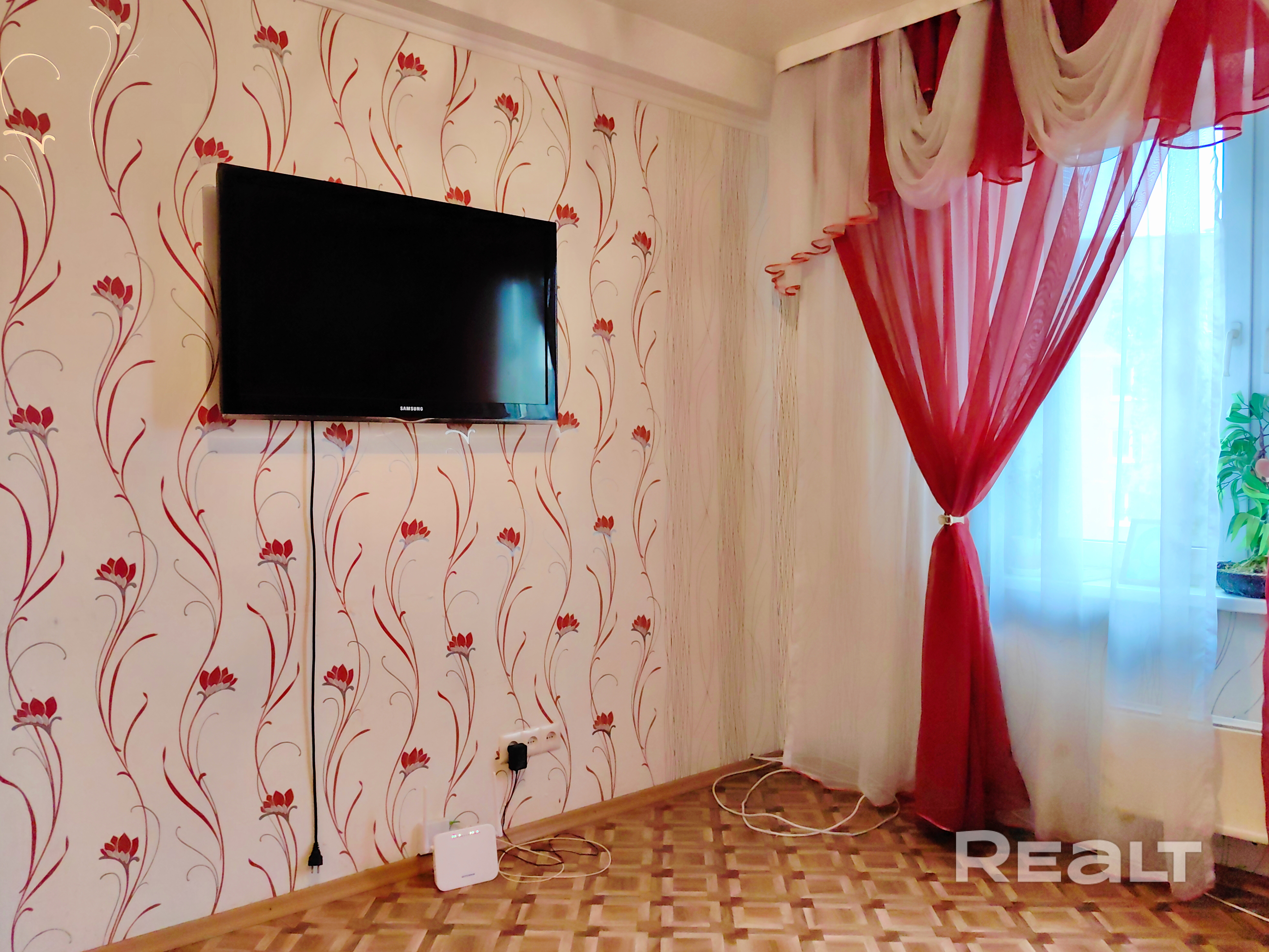 Продаётся 3-х комн. кв-ра. Две комнаты смежные, одна изолированная. Кухня 8,3 м2 со встроенной мебелью и бытовой техникой. В квартире имеются: три шкафа-купе, стеклопакеты (профиль ПВХ), входная металлическая дверь, в санузлах плитка, лоджия застеклена и утеплена. Развитая инфраструктура: 3 детских сада и 2 школы, поликлиники (взрослая и детская), рынок, физкультурно-оздоровительный комплекс «Мандарин», торговый центр. До метро Могилёвская 10 минут на транспорте. Удобный выезд на МКАД - Widok 3