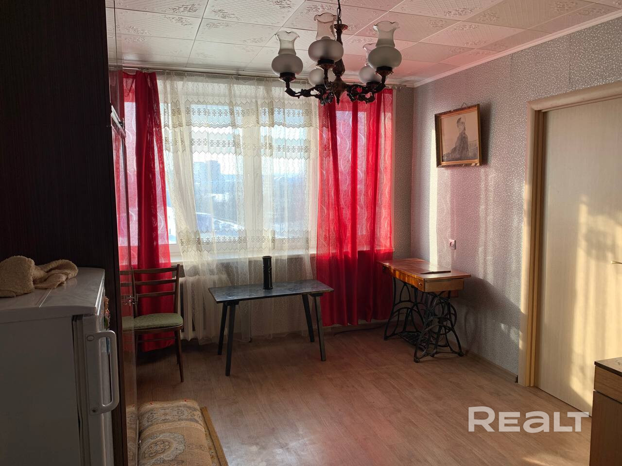 Продается 2 комнаты в 3-комнатной квартире с хорошей локацией, в районе площади Ванеева, не далеко от центра города! Площадь комнат - 17 м., 12,3 м. и балкон 3,6 м., что составляет 71/100 доли от общей квартиры! Рядом парк, гимназия, дет. сад сад, стадион с различными оздоровительными площадками, спортивными секциями. В настоящее время делаются небольшие дополнения по ремонту. Планировка позволяет сделать раздельный вход и полностью разделить на две квартиры! - Ansicht 5