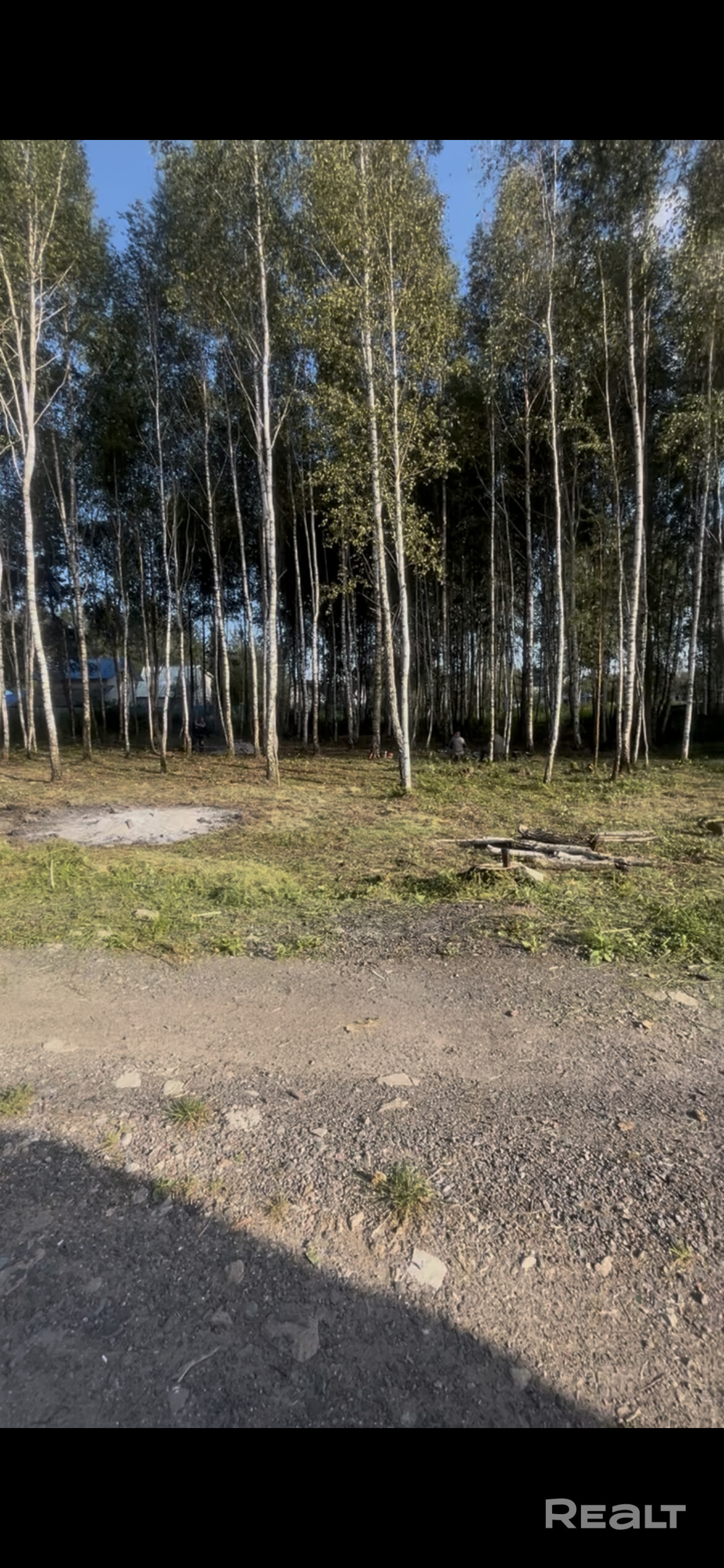 По улице идет новая линия электроэнергии. Рядом есть озеро и небольшой пруд. Торг присутствует. - Widok 3