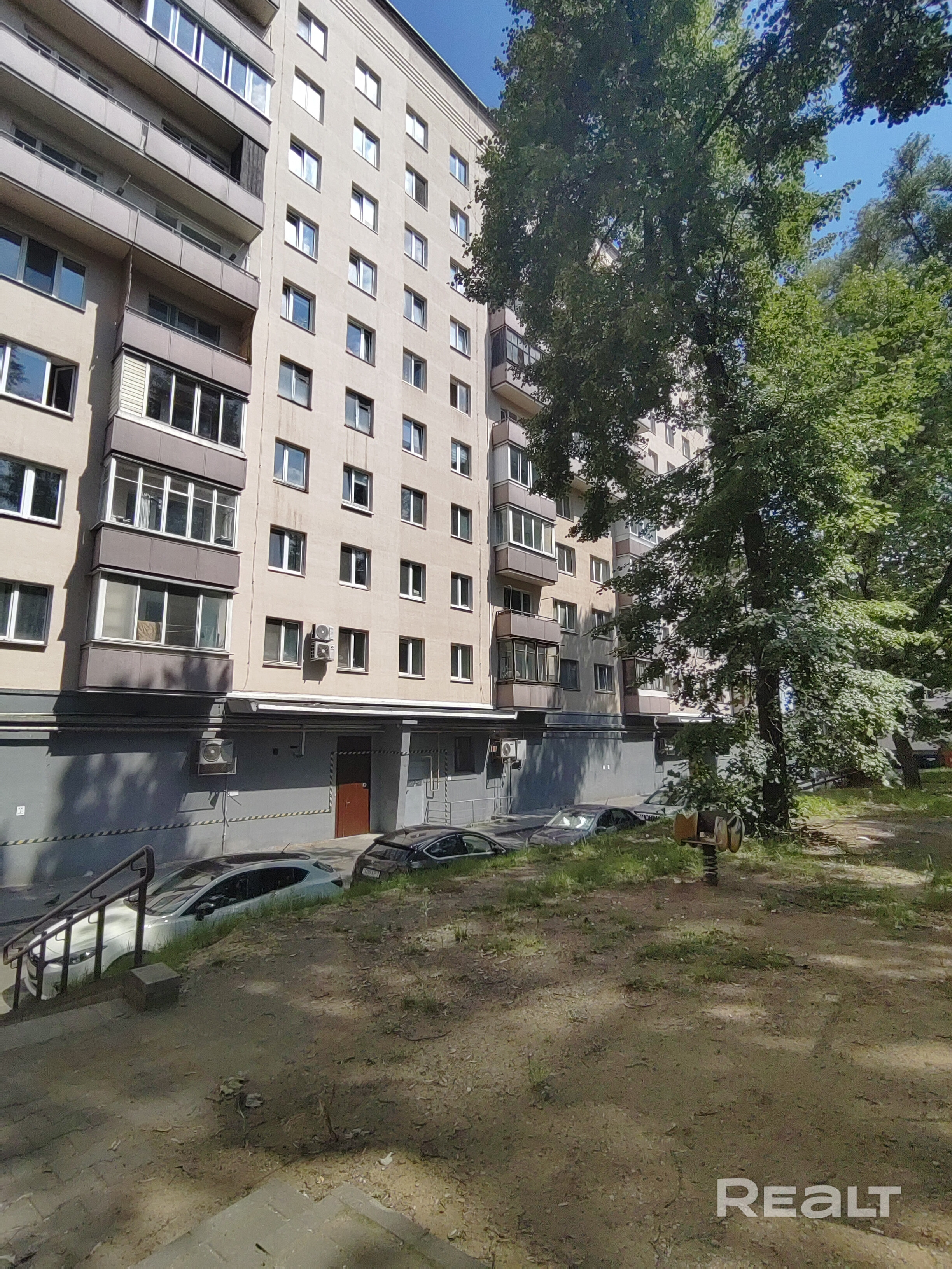 Просторная 2-х ком.квартира в самом центре Минска. Дом расположен возле центрального Вокзала, все окна выходят во внутренний дворик, который утопает в зелени. Тишина и спокойный отдых обеспечена. КВАРТИРА ПОД РЕМОНТ. Инфраструктура: -магазины, транспорт; -торговый центр MINSK CITY MALL; -зарядка для электромобиля; - во дворе всегда есть свободные парковочные места для авто. Квартира свободна, никто не прописан. Чистая продажа, быстрый выход на сделку. - Ansicht 4