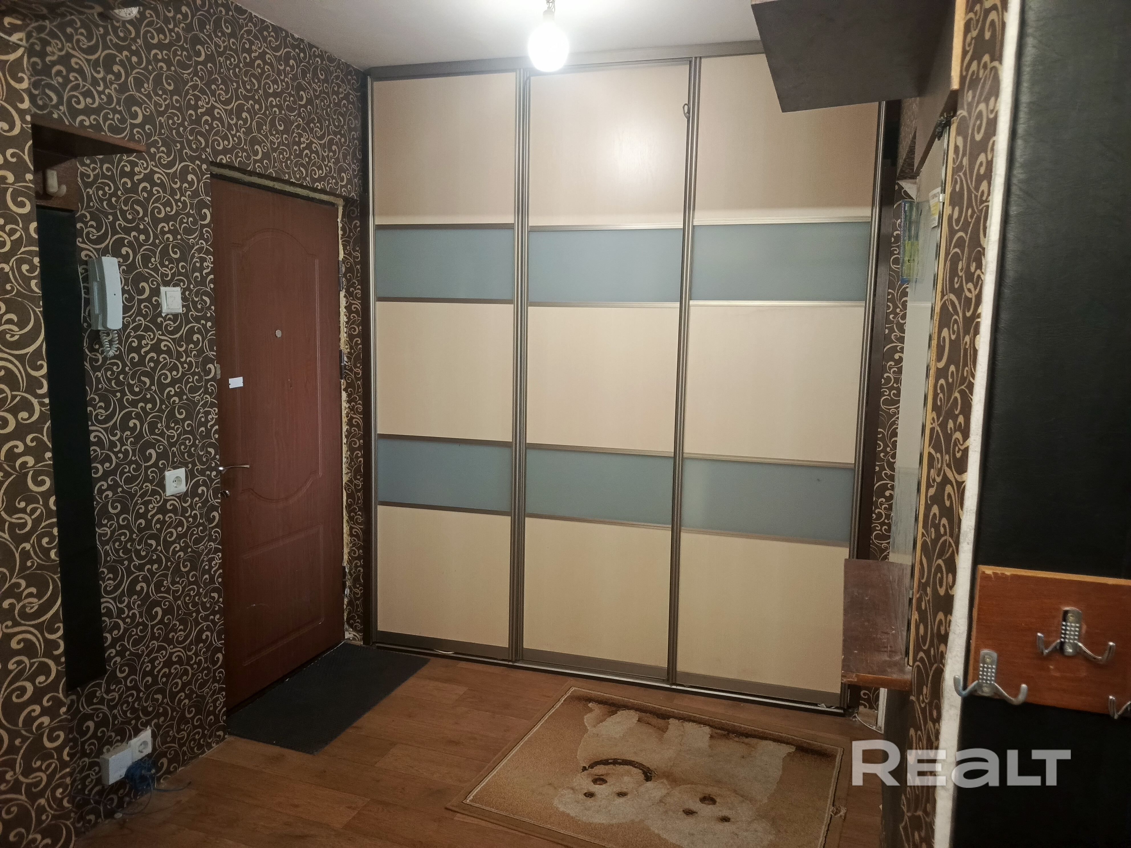 Продаю квартиру, ул. Руссиянова 21, большая однокомнатная квартира, 42,7 кв.м. на 16 этаже, есть балкон. Все окна выходят на лес. (вид из окна хороший) теневая сторона. Спальный район. Большая кухня, прихожая и сан узлы. Ремонт обычный (стандартный) Вся инфраструктура есть. в паре остановок находиться метро Уручье. Удачное расположение дома. Вокруг дома расположены парки и все самые популярные магазины. Поликлиники, школы и садики. Собственник я. Звоните +375(29) 890-12-13, приезжайте, смотрите. - Ansicht 5