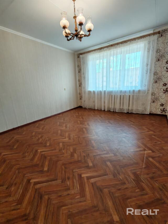 Интересная планировка комнаты с жилым метражом 18,8 м2, большая кухня с выходом на лоджию. Квартира в хорошем жилом состоянии. Стеклопакет, потолок окрашен, пол линолеум. На кухне базовый комплект мебели, сантехника в рабочем состоянии. Большой тамбур на две квартиры. Просторный зелёный двор, много парковочных мест. ТЦ Green, рынок, Чижовский парк, пляж Жара, велодорожка. Квартира свободна, никто не прописан. Чистая продажа, ничего не ищем взамен. АГЕНТСТВАМ НЕ БЕСПОКОИТЬ ! - Widok 3
