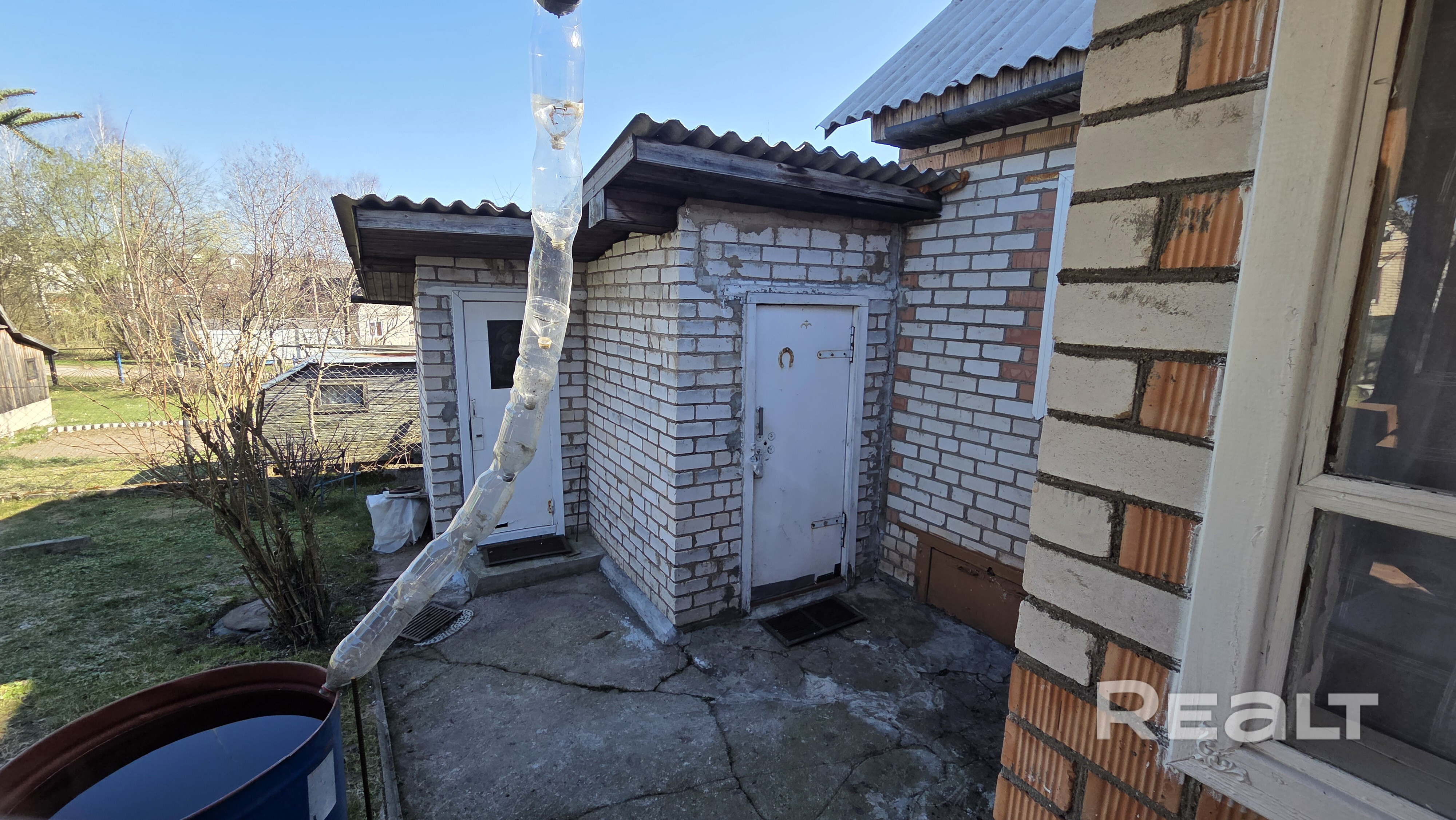 Продаётся дача в ст. Монтажник-87, 35 км от МКАД. В 20 мин ходьбы жд станция Бояры. Кирпичный благоустроенный дом с печкой, с пристроенным сараем и с/у, терасса. Оборудован душ (душевая кабина, бойлер). Вода сезонная в доме холодная и горячая (бойлер). Погреб. Участок огорожен, ухожен: высажены деревья, кустарники, цветы, газон. На участке есть беседка, оборудована зона отдыха со столом и скамейками. Место для автомобиля на участке. Хорошие соседи. Агентствам не беспокоить!!! - Ansicht 6
