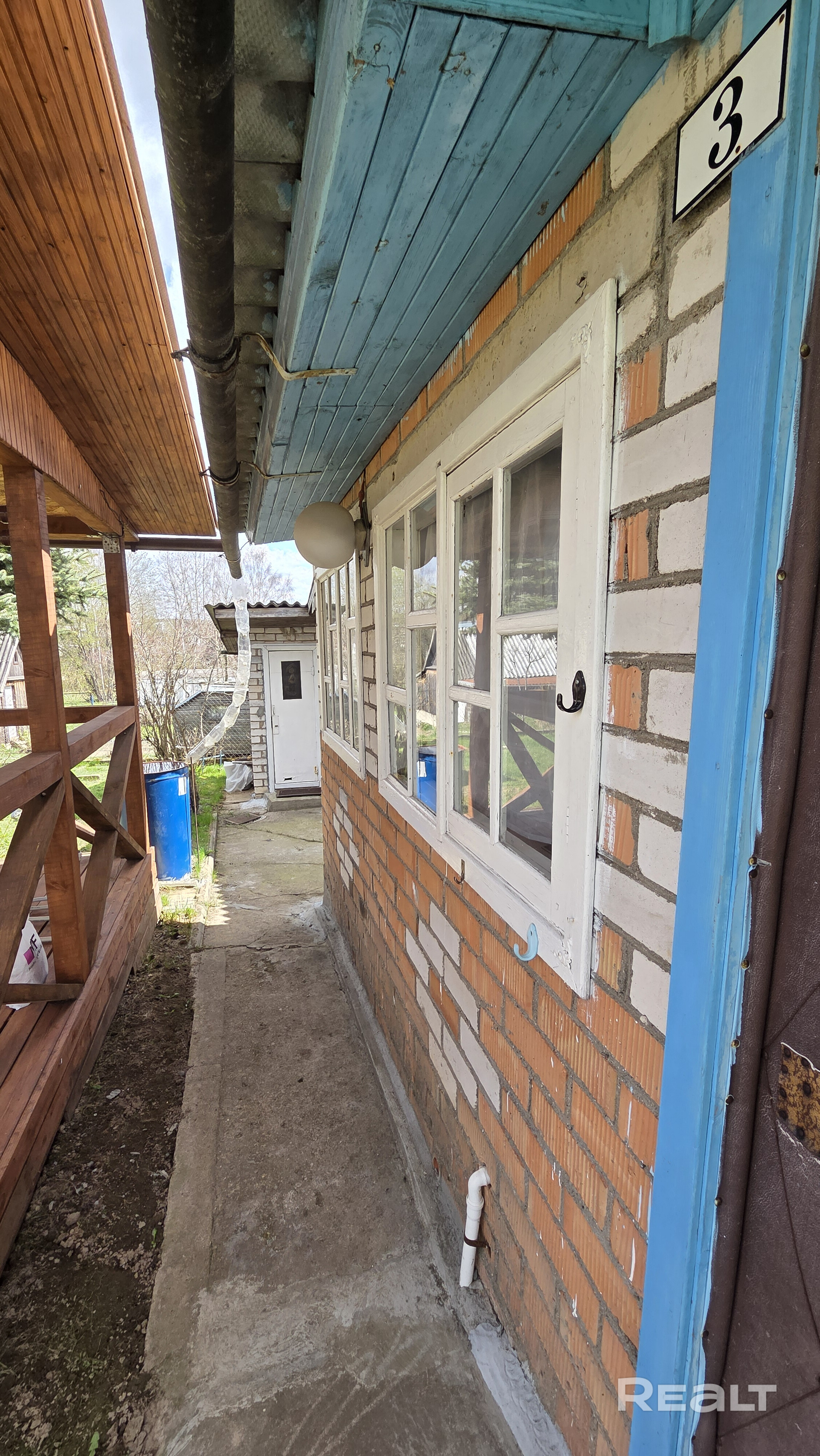 Продаётся дача в ст. Монтажник-87, 35 км от МКАД. В 20 мин ходьбы жд станция Бояры. Кирпичный благоустроенный дом с печкой, с пристроенным сараем и с/у, терасса. Оборудован душ (душевая кабина, бойлер). Вода сезонная в доме холодная и горячая (бойлер). Погреб. Участок огорожен, ухожен: высажены деревья, кустарники, цветы, газон. На участке есть беседка, оборудована зона отдыха со столом и скамейками. Место для автомобиля на участке. Хорошие соседи. Агентствам не беспокоить!!! - Ansicht 5