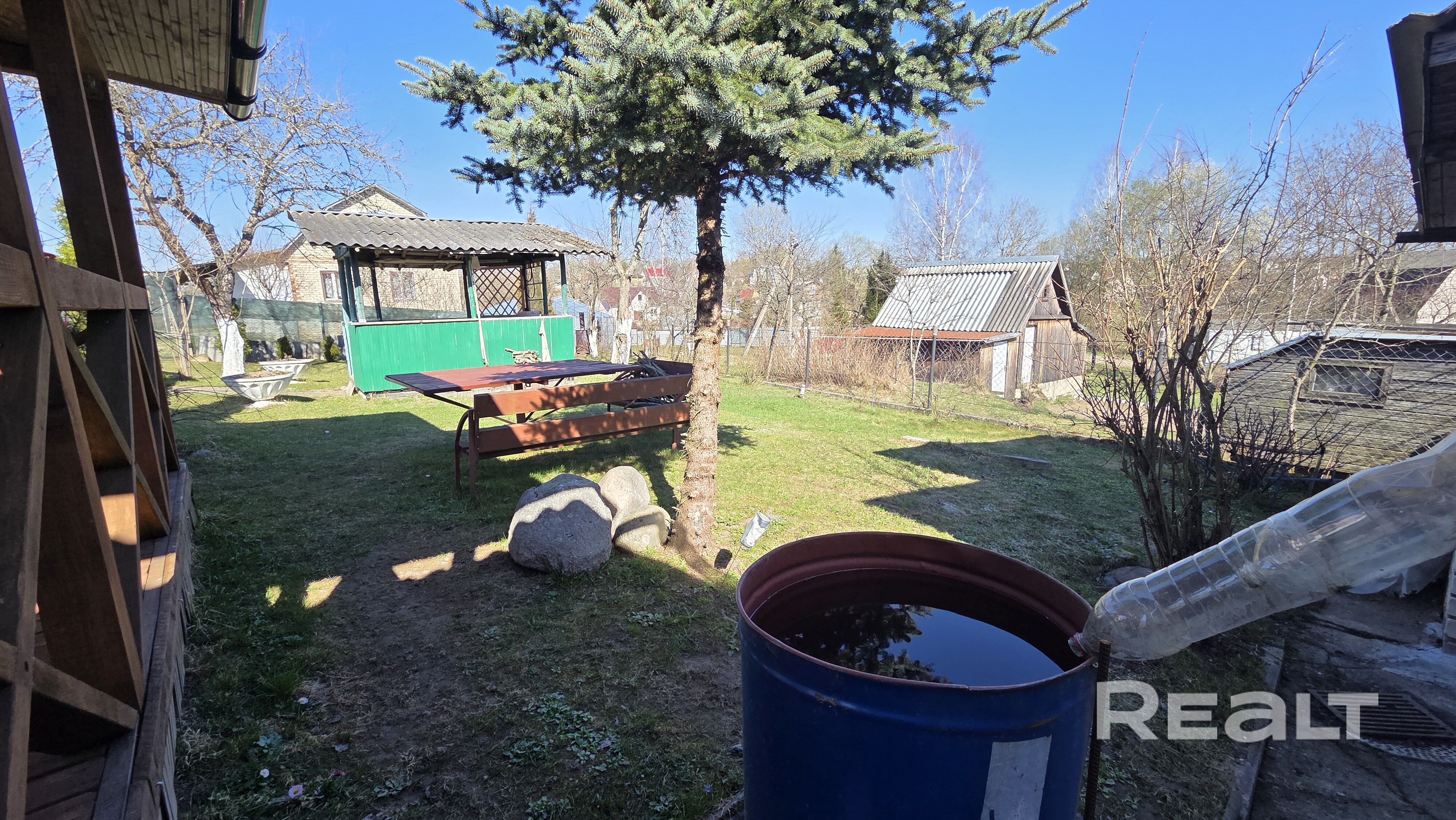 Продаётся дача в ст. Монтажник-87, 35 км от МКАД. В 20 мин ходьбы жд станция Бояры. Кирпичный благоустроенный дом с печкой, с пристроенным сараем и с/у, терасса. Оборудован душ (душевая кабина, бойлер). Вода сезонная в доме холодная и горячая (бойлер). Погреб. Участок огорожен, ухожен: высажены деревья, кустарники, цветы, газон. На участке есть беседка, оборудована зона отдыха со столом и скамейками. Место для автомобиля на участке. Хорошие соседи. Агентствам не беспокоить!!! - Mehr
