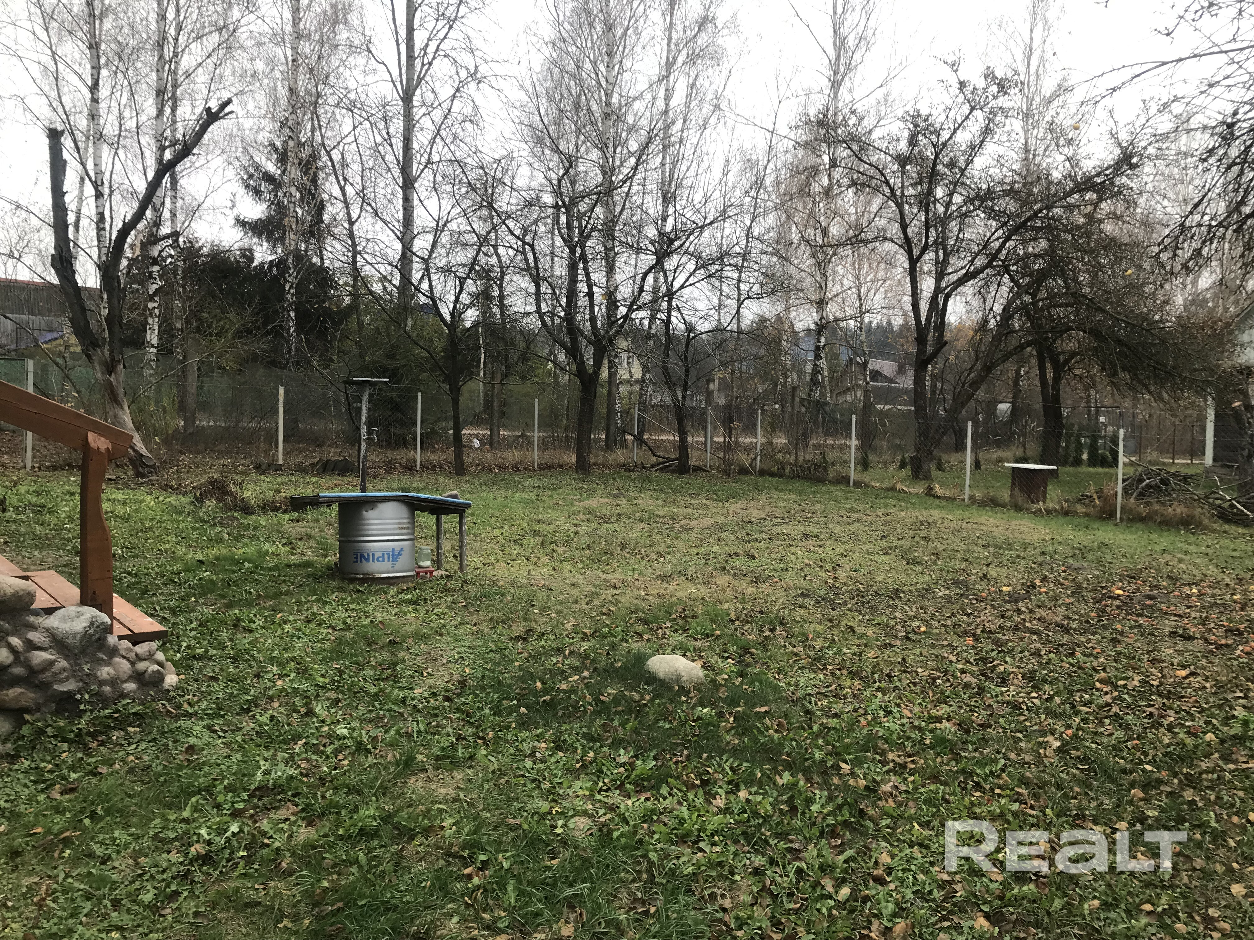 Дачный дом 49,0 м2 в СТ «Заря-81» 40,9 км от МКАД. Фундамент – монолит, кирпич. Стены – деревянный сруб. Печное отопление, бетонный погреб глуб. 3 м., сарай. Электричество, вода – (сезонная). Туалет на улице. Плодовые деревья. Участок 0,0524 га, в частной собственности, ровный, забор (сетка-рабица). В 3-х мин. ходьбы маршрутка из Минска. Электричка - 2,7 км «Равнополье». Сезонный магазин, колонка, колодец. Река Птичь: 6 км, озеро в п. Узляны: 3 км, Комплекс «Дудутки»: 9 км, Руденск: 4 км. - Widok 6