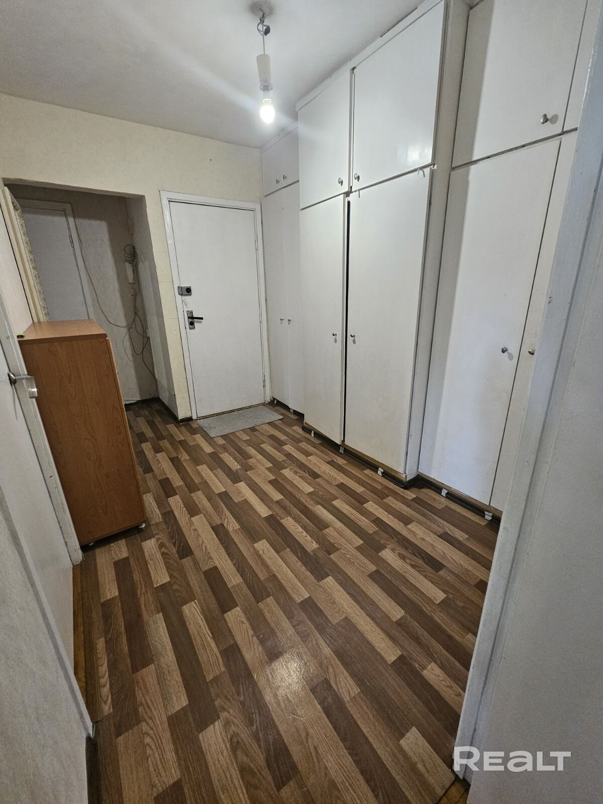 Квартира готова к проживанию, при желании можно сделать ремонт под себя, просторные комнаты. На полу - паркет дубовый. Лифт начинается со 2го этажа. Мебель практически отсутсвует, есть недавно купленный холодильник и стиральная машина. Во дворе школа, спортивный клуб "Атлетизм и Грация", рядом почта, банк, магазин, парк Павлова в пешей доступности. Агентам услуги просьба не предлагать! - Altro