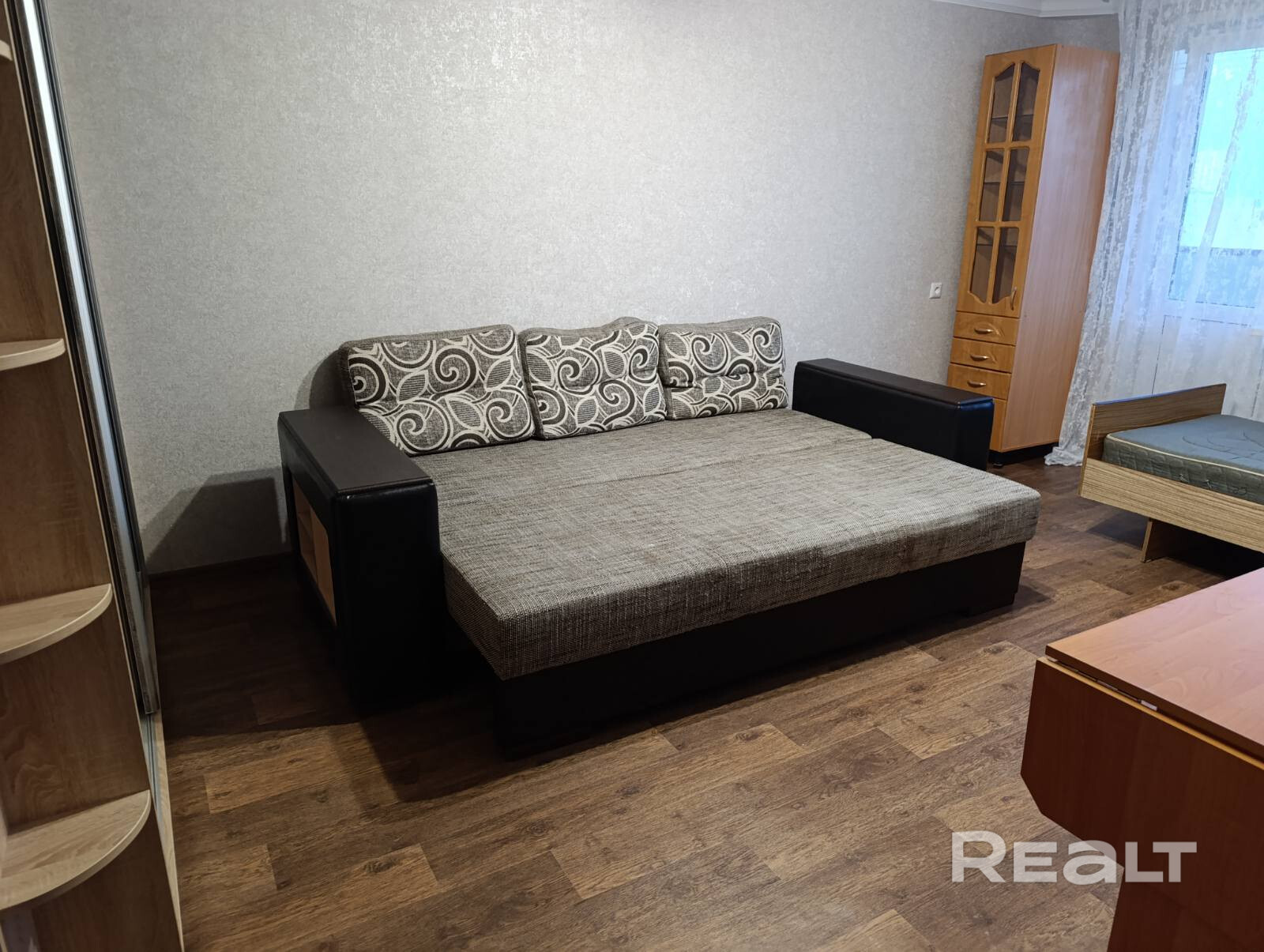 В продаже просторная двухкомнатная квартира возле метро Кунцевщина Чешский проект комната 17,8м , 11,5м, просторная кухня 9,3м, прихожая и длинный коридор. Все комнаты правильной формы. Общая площадь 52,2 м Площадь по СНБ 53,3м В 2025 году был капремонт дома,ремонт подьезда, вся сантехника заменена на новую, выполнен ремонт в ванной и санузле Напольное покрытие везде ленолеум В коридоре и на кухне натяжной потолок В коридоре и в зале большие встроенные шкафы Все окна стеклопакеты - Widok 4