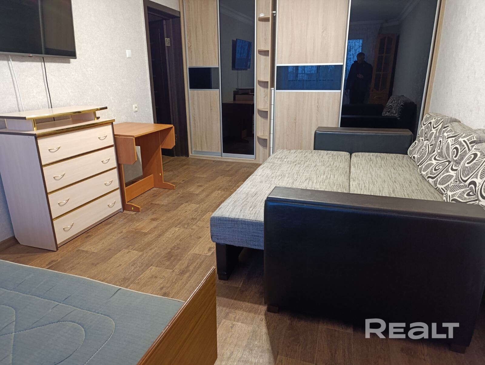 В продаже просторная двухкомнатная квартира возле метро Кунцевщина Чешский проект комната 17,8м , 11,5м, просторная кухня 9,3м, прихожая и длинный коридор. Все комнаты правильной формы. Общая площадь 52,2 м Площадь по СНБ 53,3м В 2025 году был капремонт дома,ремонт подьезда, вся сантехника заменена на новую, выполнен ремонт в ванной и санузле Напольное покрытие везде ленолеум В коридоре и на кухне натяжной потолок В коридоре и в зале большие встроенные шкафы Все окна стеклопакеты - Widok 5