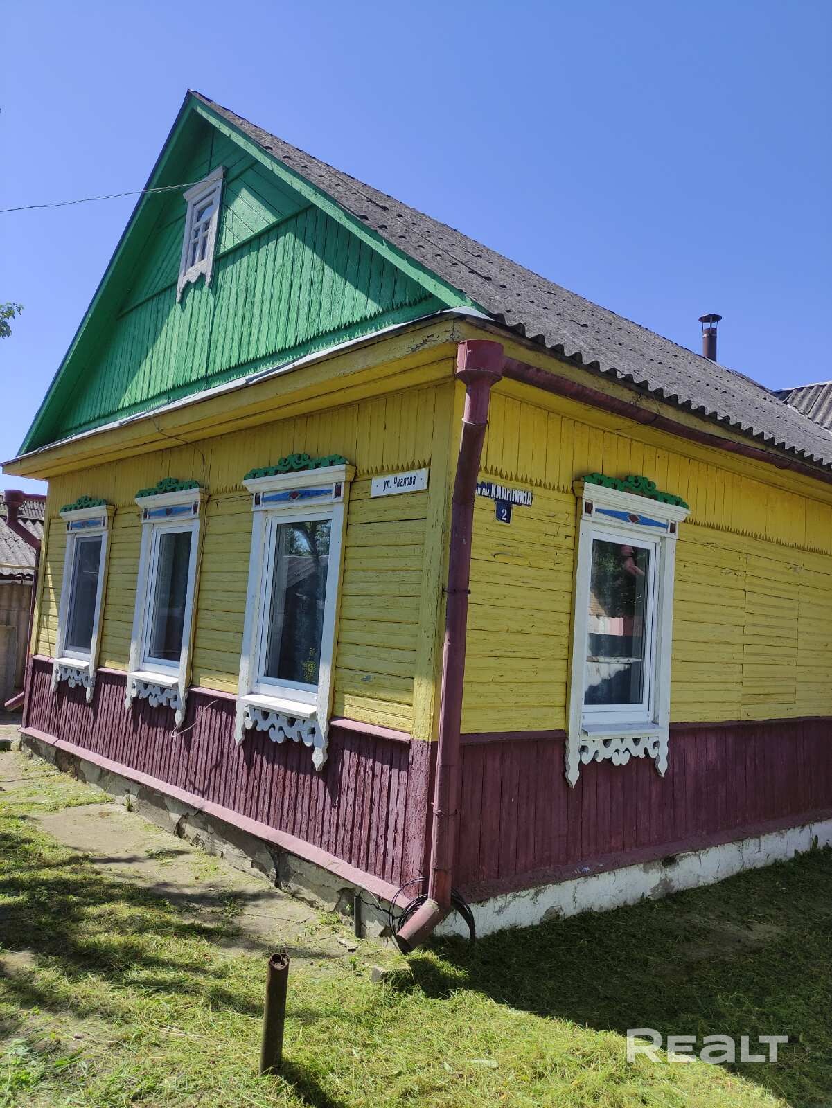 Продаётся готовый к проживанию частный дом в городской черте. Дом площадью 79,4 м², расположен на участке 6,49 соток, включает 4 комнаты, подключены все необходимые коммуникации. Ухоженная территория, удобный подъезд и развитая инфраструктура рядом. - Widok 3