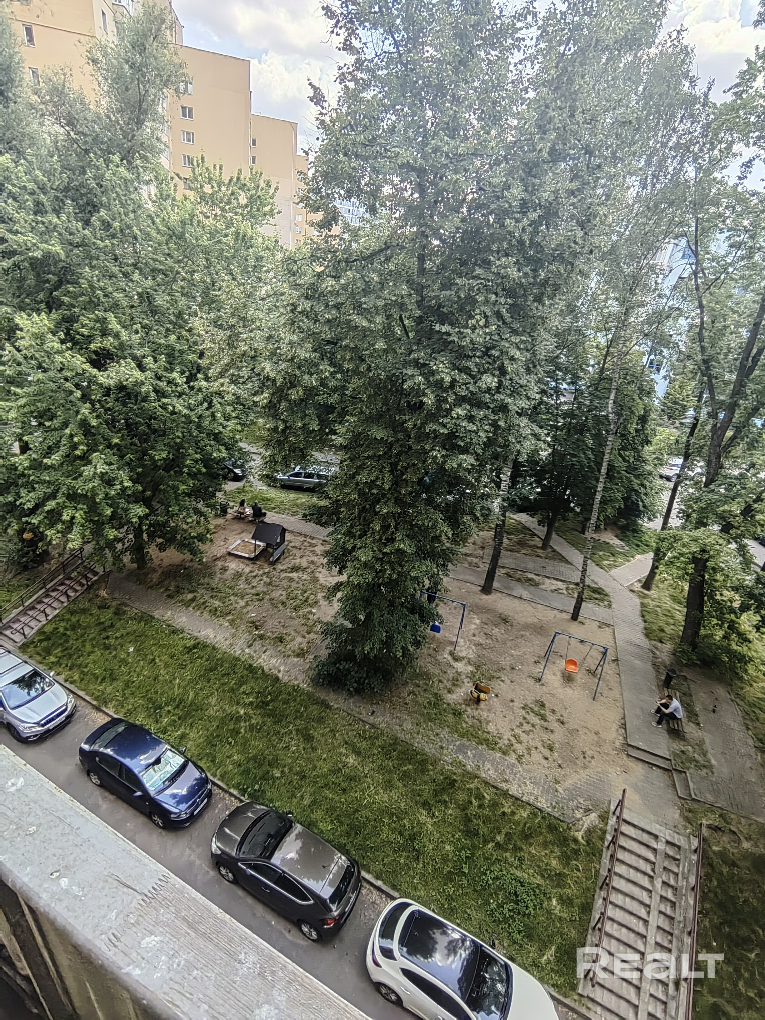 Просторная 2-х ком.квартира в самом центре Минска. Дом расположен возле центрального Вокзала, все окна выходят во внутренний дворик, который утопает в зелени. Тишина и спокойный отдых обеспечена. КВАРТИРА ПОД РЕМОНТ. Инфраструктура: -магазины, транспорт; -торговый центр MINSK CITY MALL; -зарядка для электромобиля; - во дворе всегда есть свободные парковочные места для авто. Квартира свободна, никто не прописан. Чистая продажа, быстрый выход на сделку. - Ansicht 5