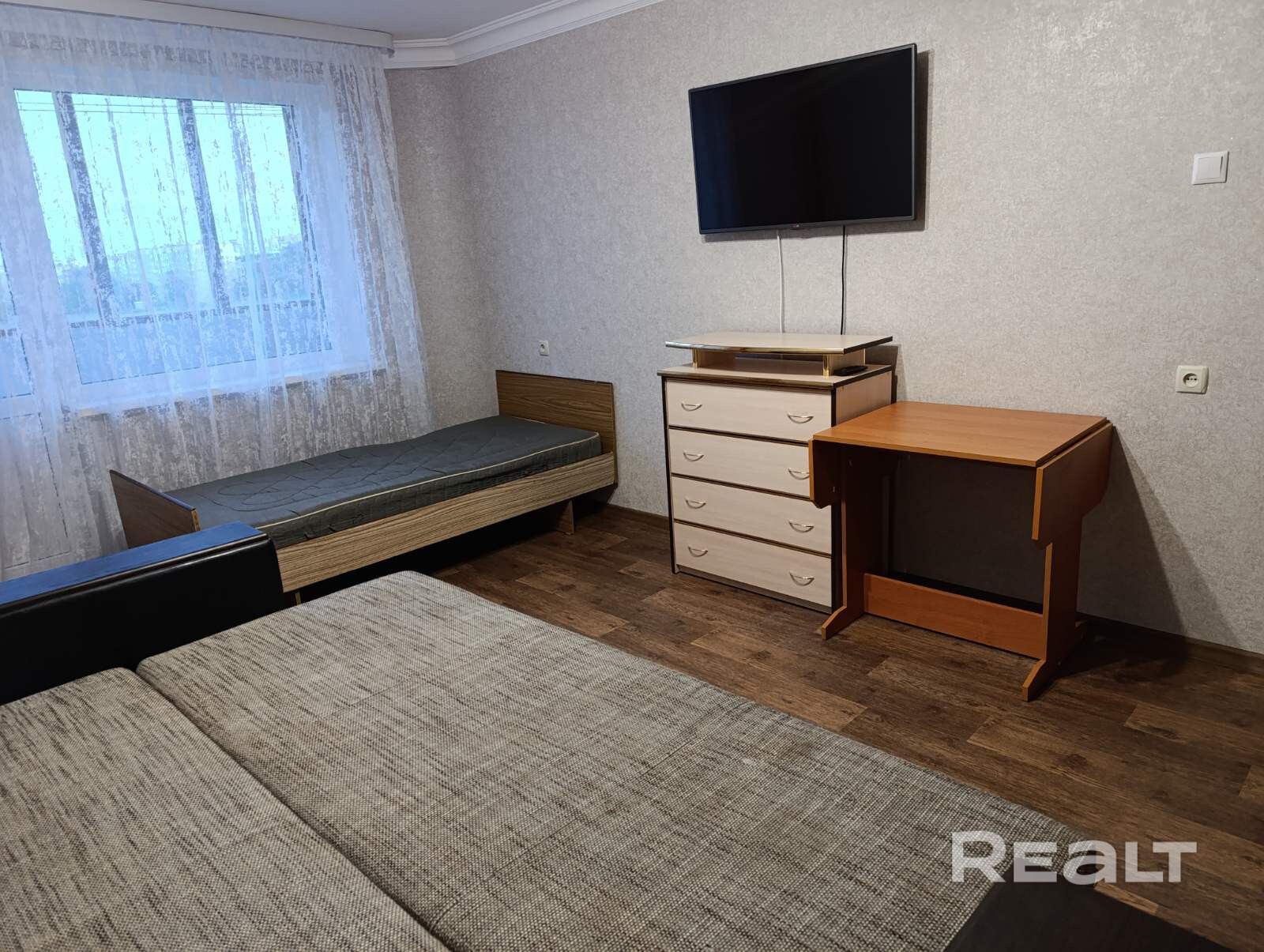 В продаже просторная двухкомнатная квартира возле метро Кунцевщина Чешский проект комната 17,8м , 11,5м, просторная кухня 9,3м, прихожая и длинный коридор. Все комнаты правильной формы. Общая площадь 52,2 м Площадь по СНБ 53,3м В 2025 году был капремонт дома,ремонт подьезда, вся сантехника заменена на новую, выполнен ремонт в ванной и санузле Напольное покрытие везде ленолеум В коридоре и на кухне натяжной потолок В коридоре и в зале большие встроенные шкафы Все окна стеклопакеты - Widok 6