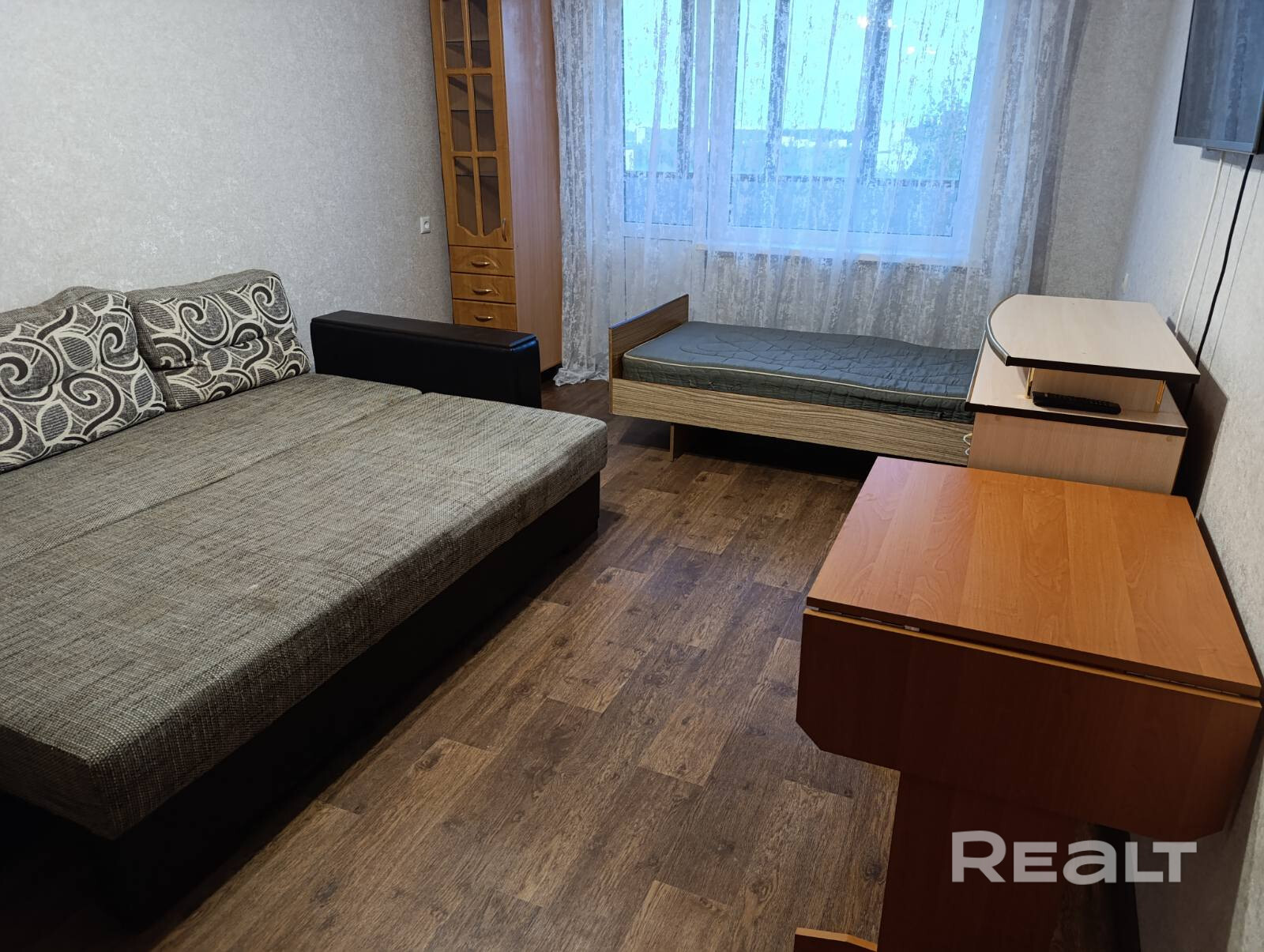 В продаже просторная двухкомнатная квартира возле метро Кунцевщина Чешский проект комната 17,8м , 11,5м, просторная кухня 9,3м, прихожая и длинный коридор. Все комнаты правильной формы. Общая площадь 52,2 м Площадь по СНБ 53,3м В 2025 году был капремонт дома,ремонт подьезда, вся сантехника заменена на новую, выполнен ремонт в ванной и санузле Напольное покрытие везде ленолеум В коридоре и на кухне натяжной потолок В коридоре и в зале большие встроенные шкафы Все окна стеклопакеты - Więcej