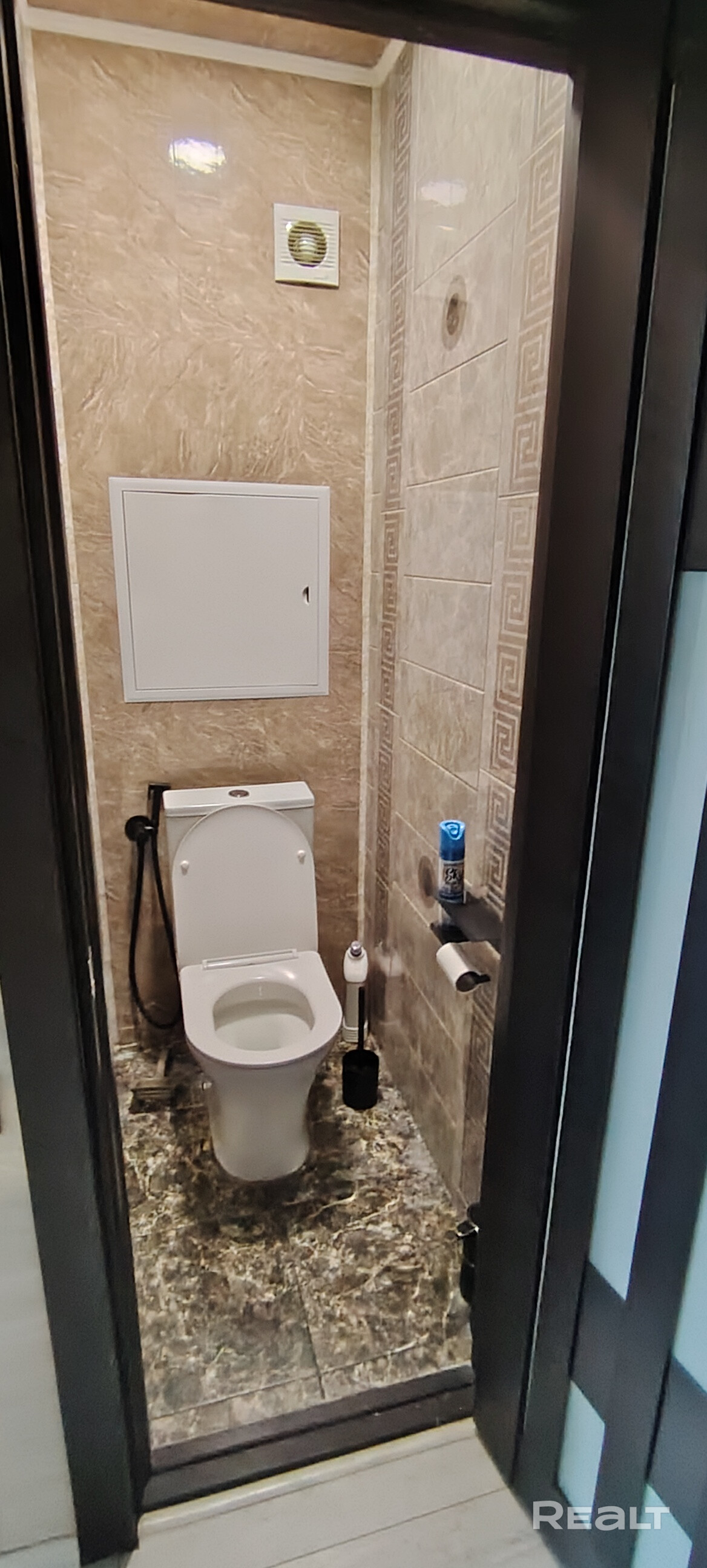 Продается отличная "сталинка" с трехметрровыми потолками. Оборудована по последнему слову техники. Продается с техникой и мебелью! Из плюшек: Охранка; Датчики задымления; "Умный дом"; Бойлер на случай сезонного отключения горячей воды; Псевдо-биде; новенький санузел (2025 г.); Оборудованная кухня все, чем только можно; Собственный кинозал; Шумо и гидроизоляция; Утепленный балкон; КАПИТАЛЬНЫЙ РЕМОНТ ДОМА 2025 г. Агентам, убедительнейшая просьба, НЕ БЕСПОКОИТЬ! Сразу в ЧС. - Widok 4