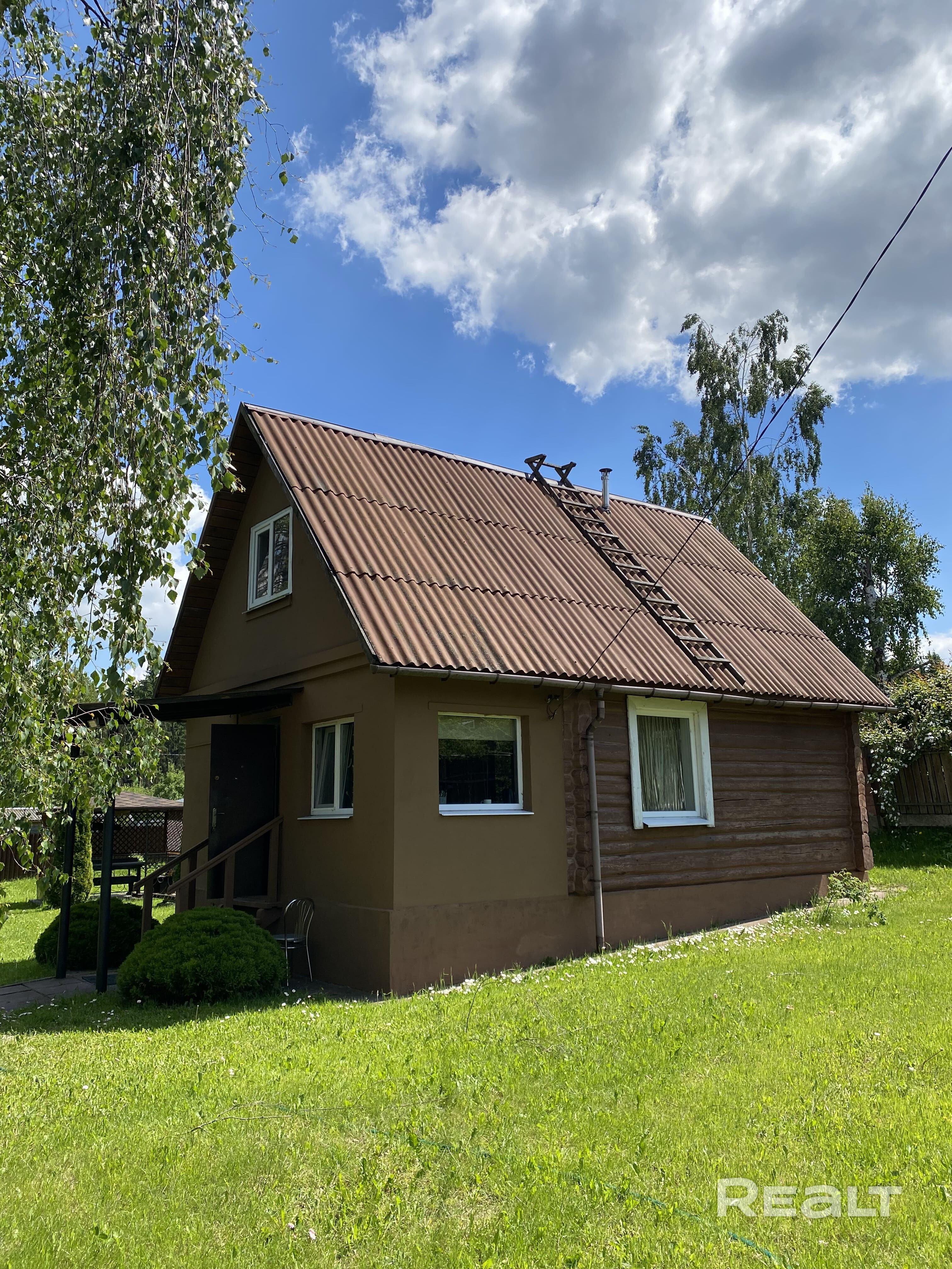 В окружении лесов, живописном месте продается уютная экодача из высококачественного цельного бруса в одном из лучших направлений от МКАД (Молодечненское), расположена в 23 км от Минска в жилом СТ «Надежда Щербины». Участок боковой, ровный, чистый, прямоугольной формы, засажен газонной травой, молодыми туями и пионами. Совсем рядом в пешей доступности грибной лес, а в полутора километрах по лесной дороге очень классное озеро. Недалеко от дома в пожарном водоёме водятся амур, карп, линь. - Ansicht 3