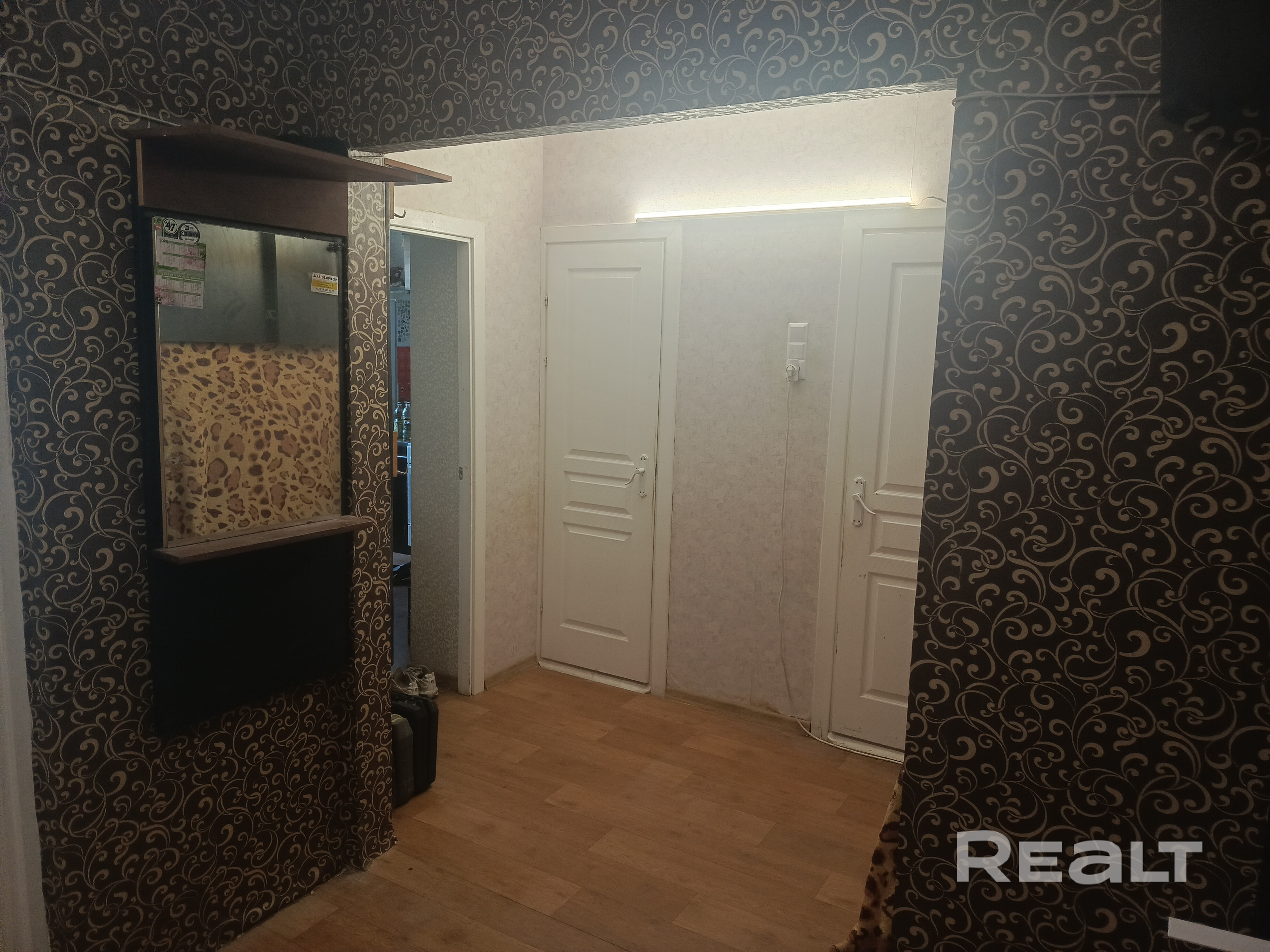 Продаю квартиру, ул. Руссиянова 21, большая однокомнатная квартира, 42,7 кв.м. на 16 этаже, есть балкон. Все окна выходят на лес. (вид из окна хороший) теневая сторона. Спальный район. Большая кухня, прихожая и сан узлы. Ремонт обычный (стандартный) Вся инфраструктура есть. в паре остановок находиться метро Уручье. Удачное расположение дома. Вокруг дома расположены парки и все самые популярные магазины. Поликлиники, школы и садики. Собственник я. Звоните +375(29) 890-12-13, приезжайте, смотрите. - Ansicht 6