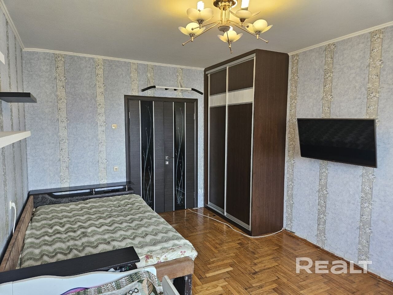 Трёх комнатная квартира в Минске ул. Карвата. Дом утеплён! Отличная планировка. Светлая, уютная, тёплая трёхкомнатная квартира по ул. Карвата 31, микро район Степянка, готова к проживанию: металлическая входная дверь, комнаты расположены на две стороны, напольное покрытие-паркет, в оконных проемах установлены стеклопакеты. - Ansicht 4