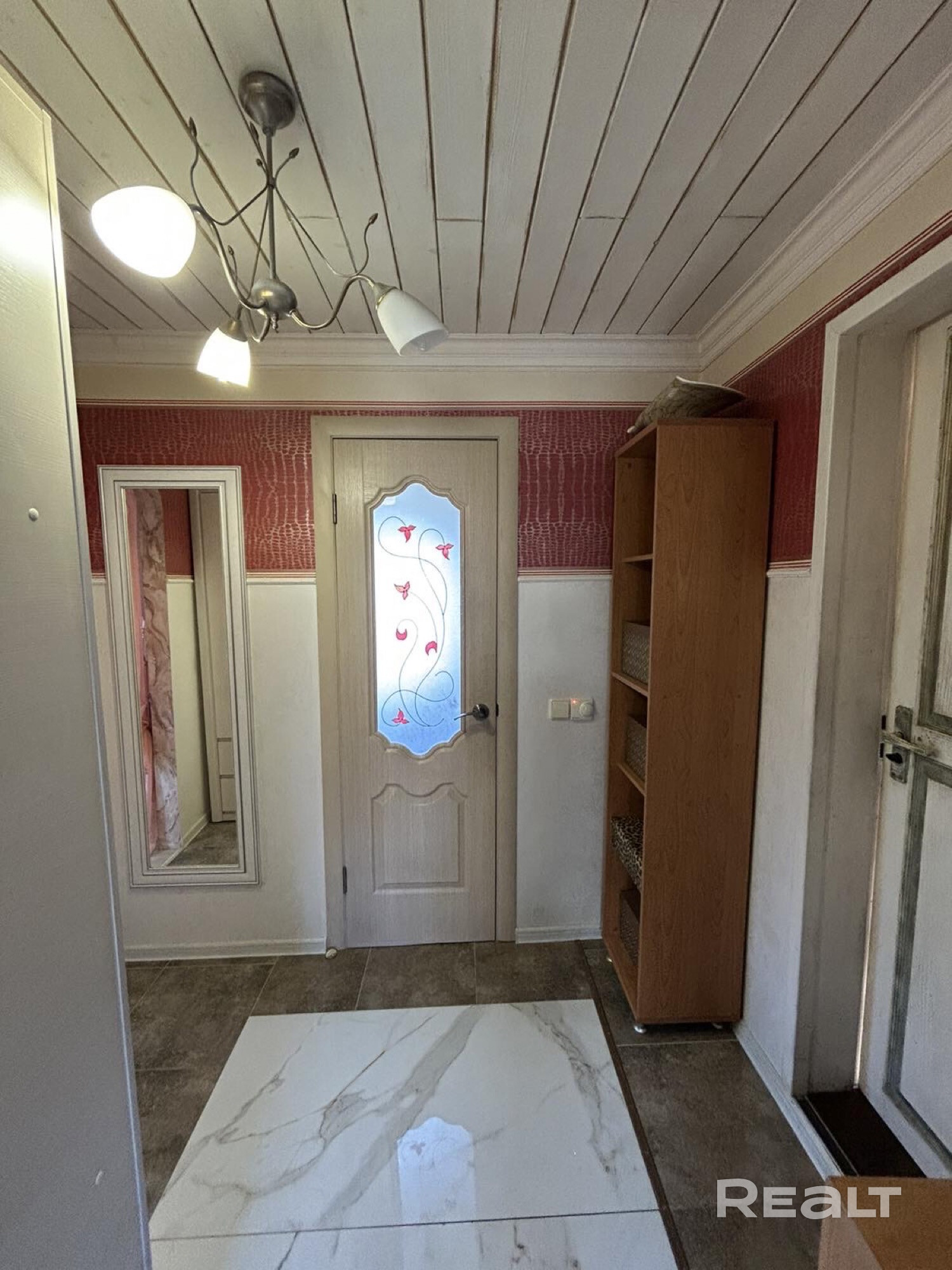 Продается благоустроенная дача в СТ “Электротехник” (около д. Ушанка, 30 км от Минска)Двухэтажный деревянный дом для круглогодичного проживания. утеплен (10 см снаружи + 5 см внутри), отделан декоративной “шубой”. 1-й этаж: 2 отдельные комнаты, кухня, санузел (душ, бойлер, туалет) с теплым полом, коридор. 2-й этаж: 1 большая комната — идеальное пространство для ваших идей (кованая лестница). Отделка и удобства: • Полы: ламинат в комнатах, плитка в коридоре и санузле. • Окна: стеклопакеты. - Widok 5