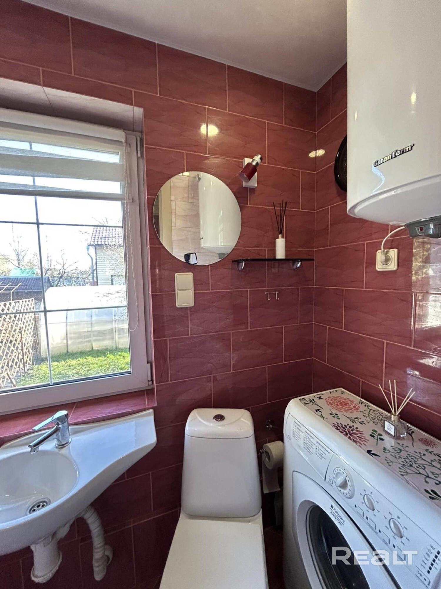 Продается благоустроенная дача в СТ “Электротехник” (около д. Ушанка, 30 км от Минска)Двухэтажный деревянный дом для круглогодичного проживания. утеплен (10 см снаружи + 5 см внутри), отделан декоративной “шубой”. 1-й этаж: 2 отдельные комнаты, кухня, санузел (душ, бойлер, туалет) с теплым полом, коридор. 2-й этаж: 1 большая комната — идеальное пространство для ваших идей (кованая лестница). Отделка и удобства: • Полы: ламинат в комнатах, плитка в коридоре и санузле. • Окна: стеклопакеты. - Widok 6