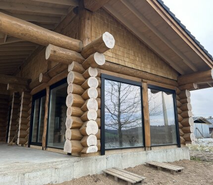 Новый деревянный дом с панорамными видами на лес и поле